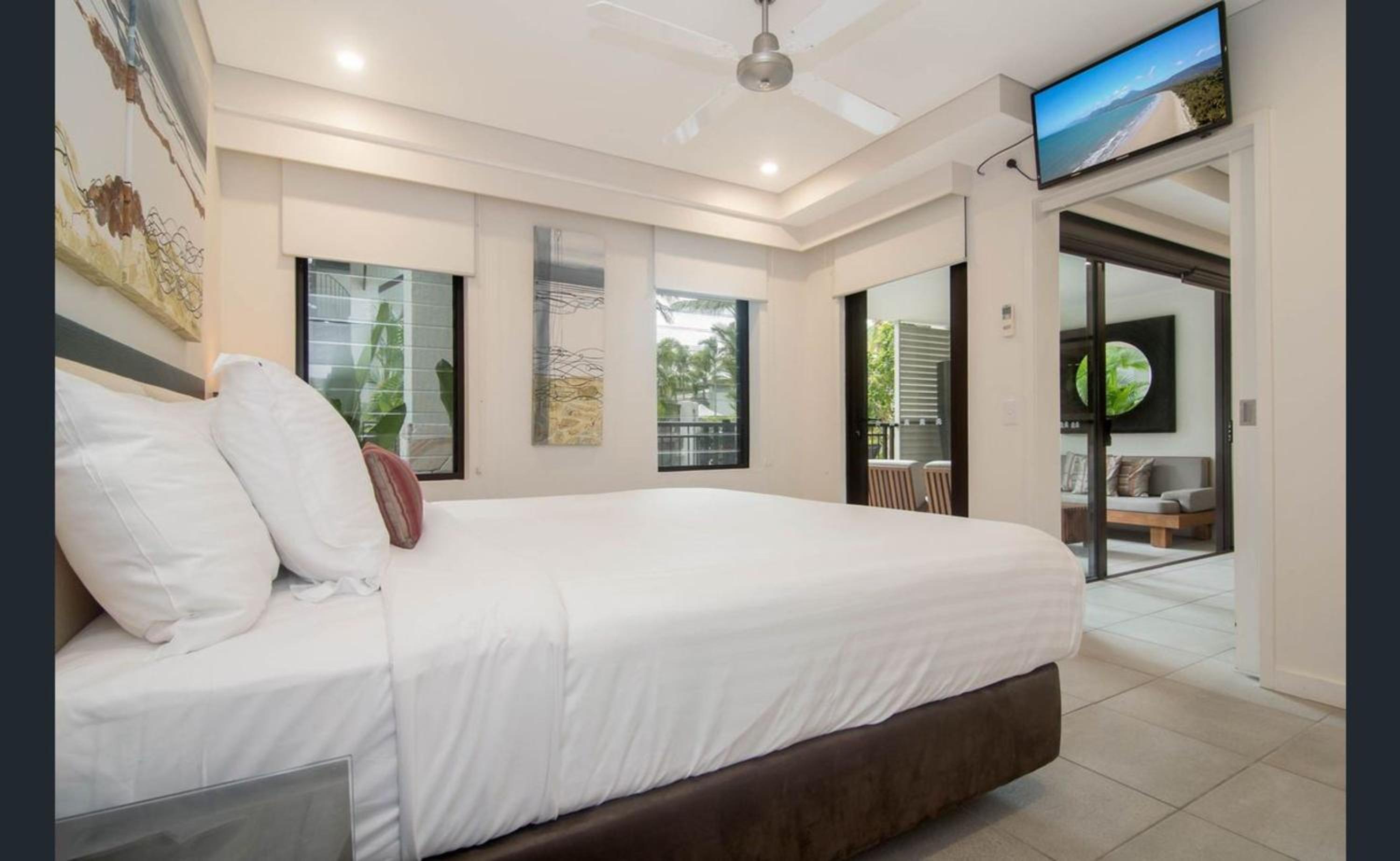 Swim Out - Direct Pool Access 169 On Beachside