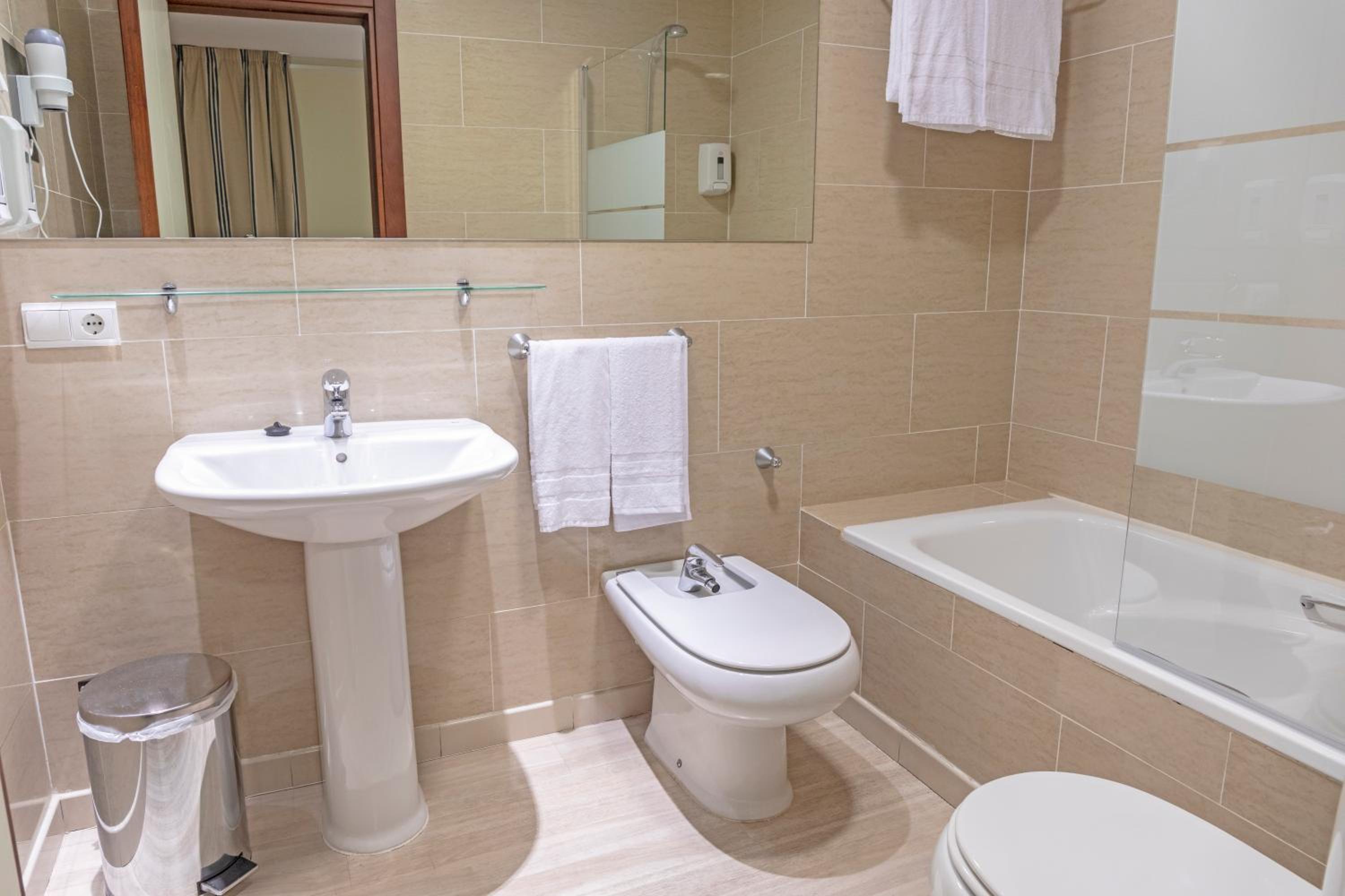 Standard Double or Twin Room - Photo 7