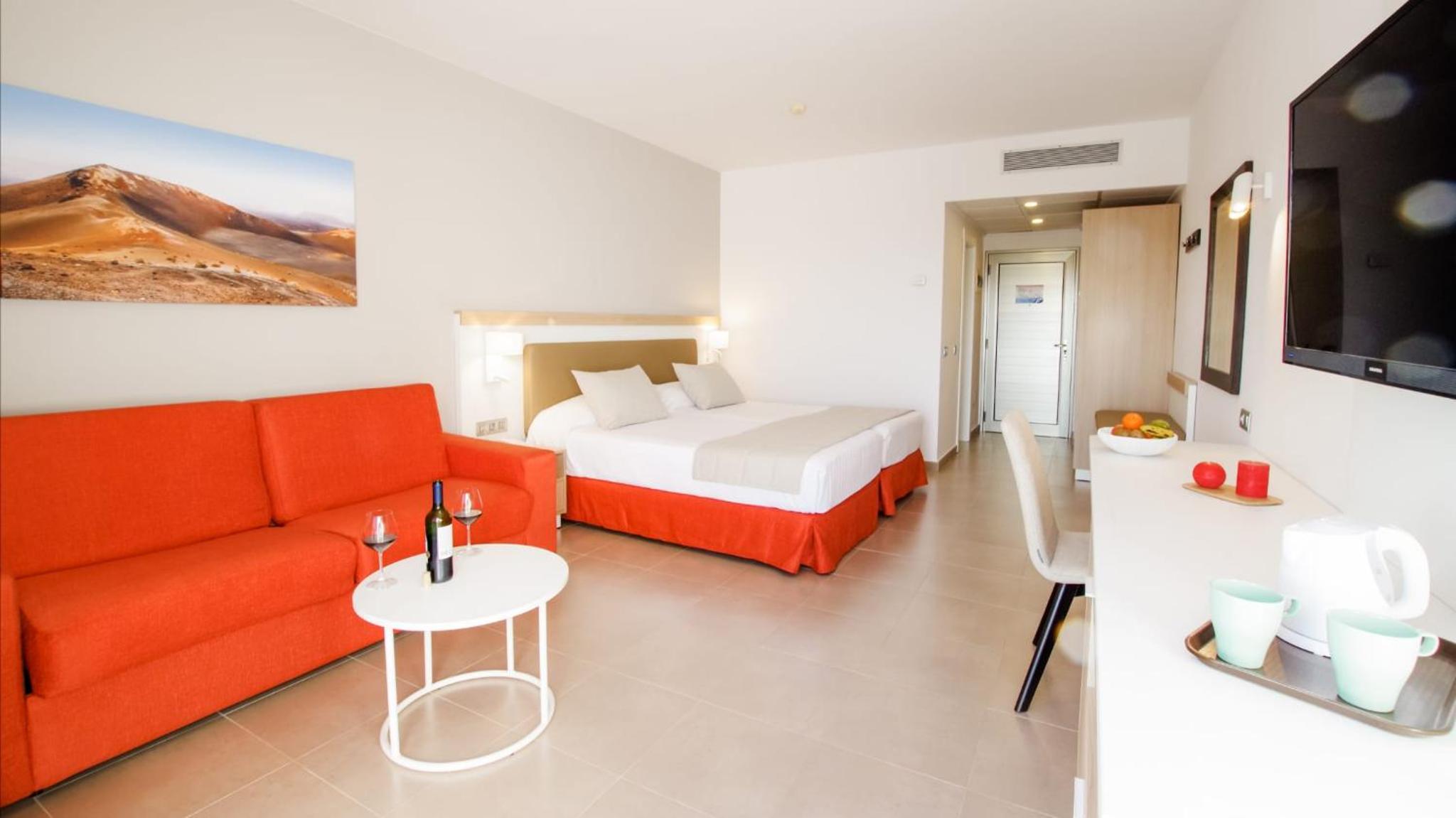 Twin Room with Sea View thumbnail 6