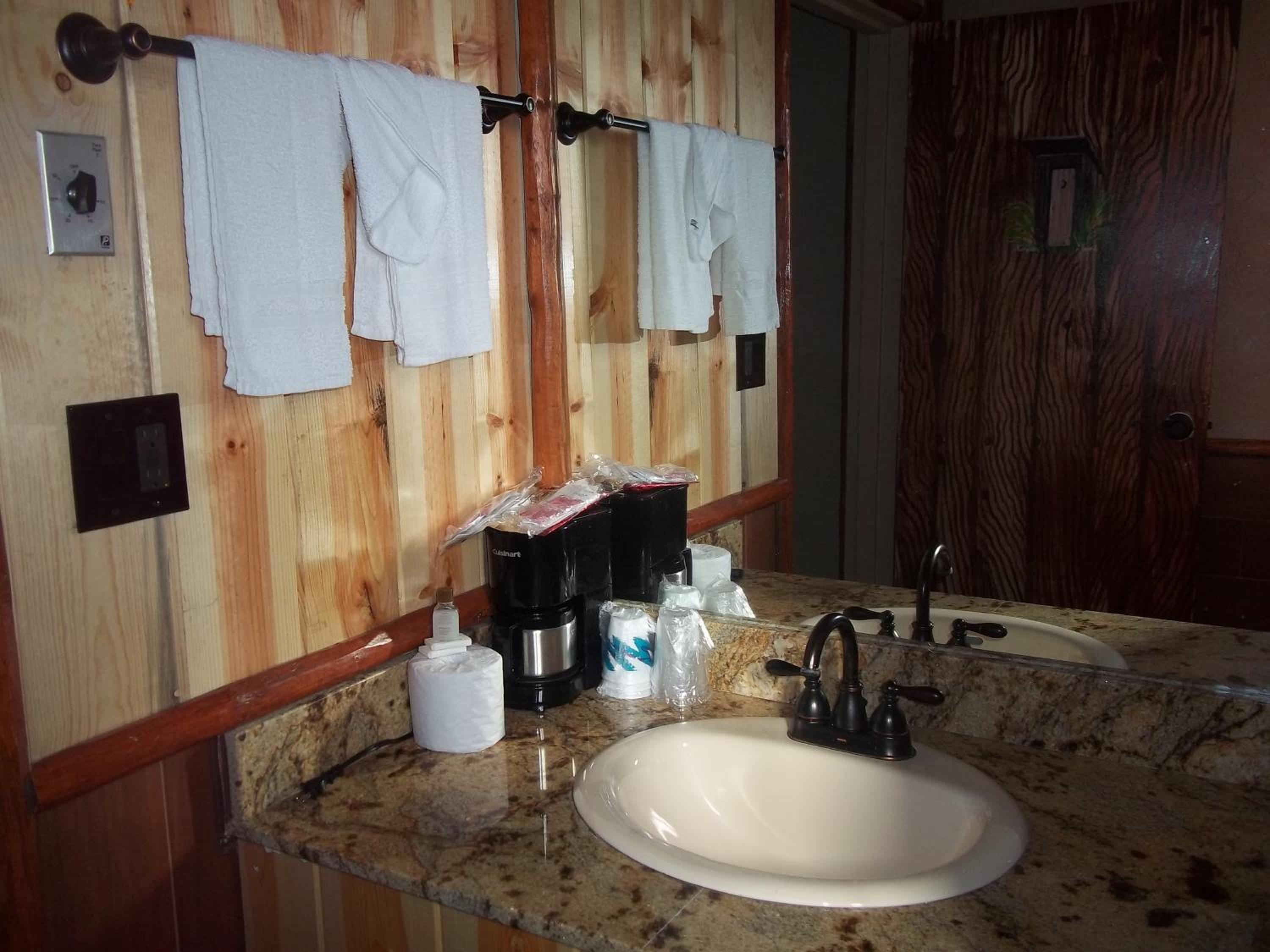 Annex Motel - across the street - no extra beds - Photo 6