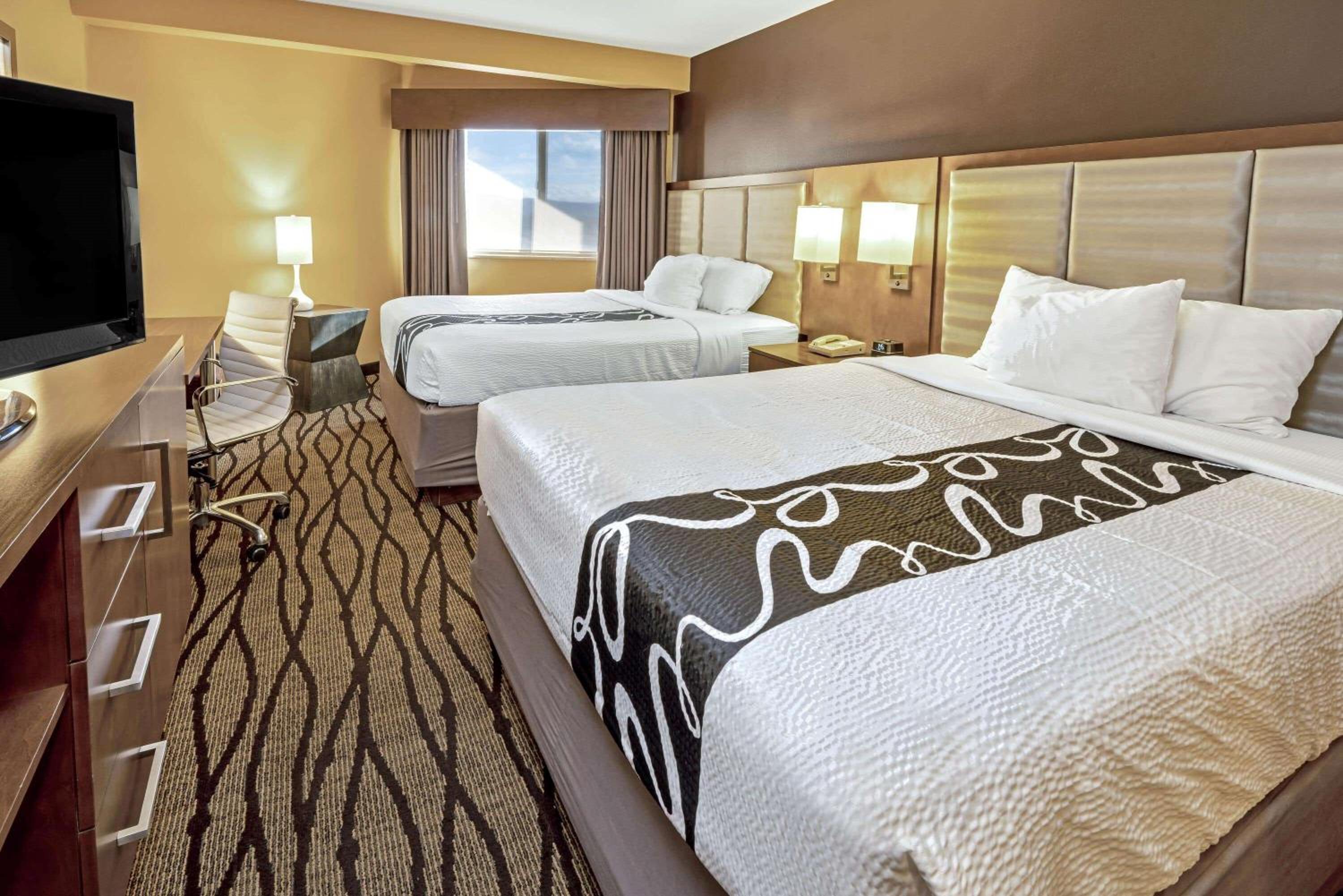 Deluxe Queen Room with Two Queen Beds - Photo 4
