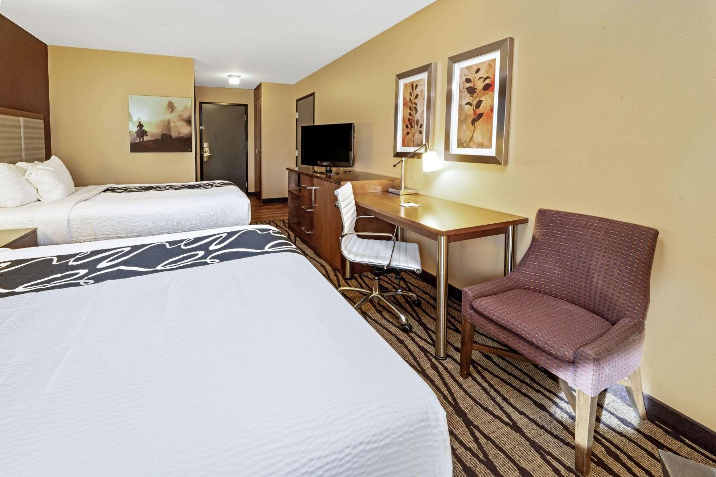 Deluxe Queen Room with Two Queen Beds - Photo 5
