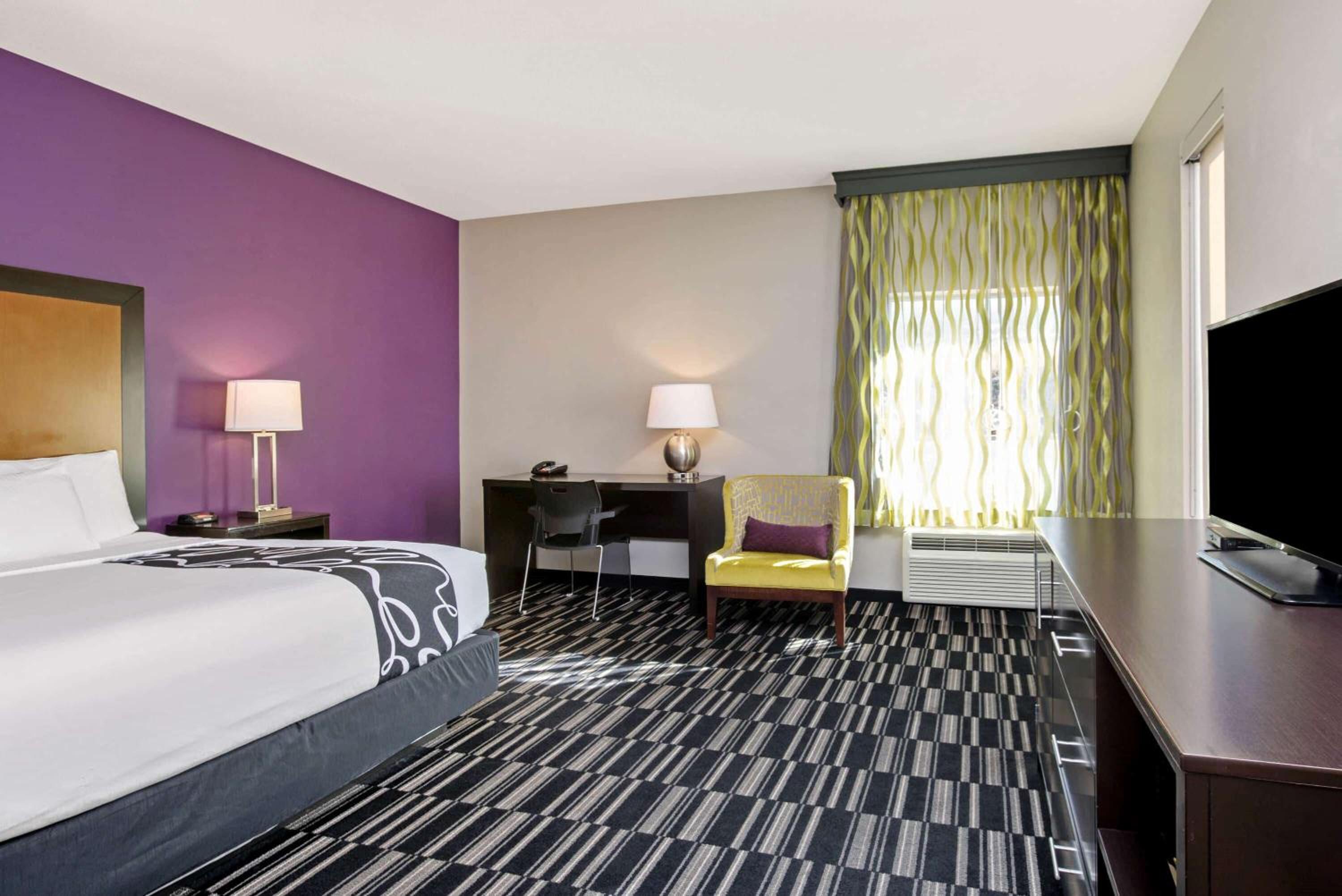King Room with Mountain View and Mobility/Hearing Impaired Access - Non-Smoking photo 3