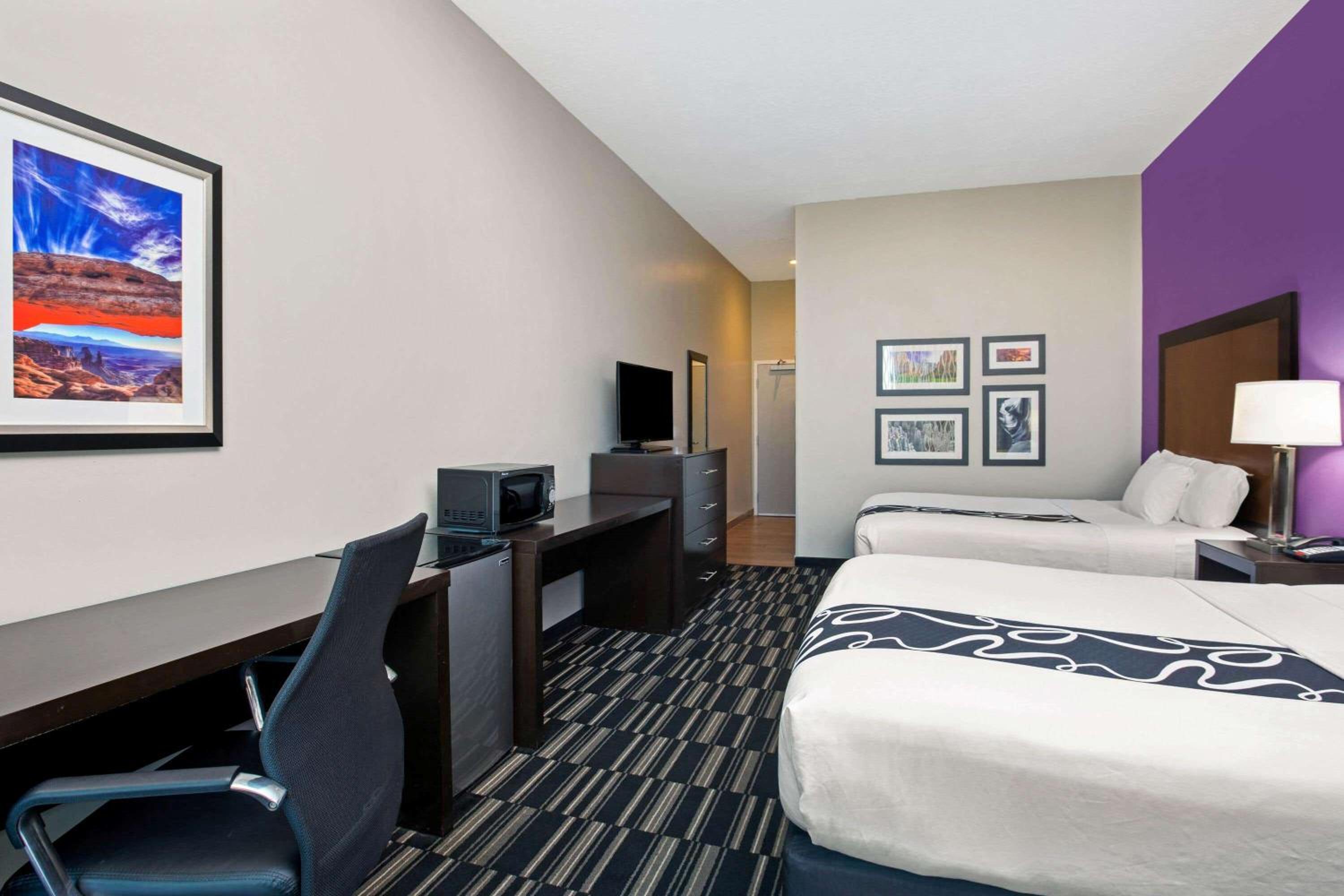 Queen Room with City View and Mobility/Hearing Impaired Access - Non-Smoking photo 1
