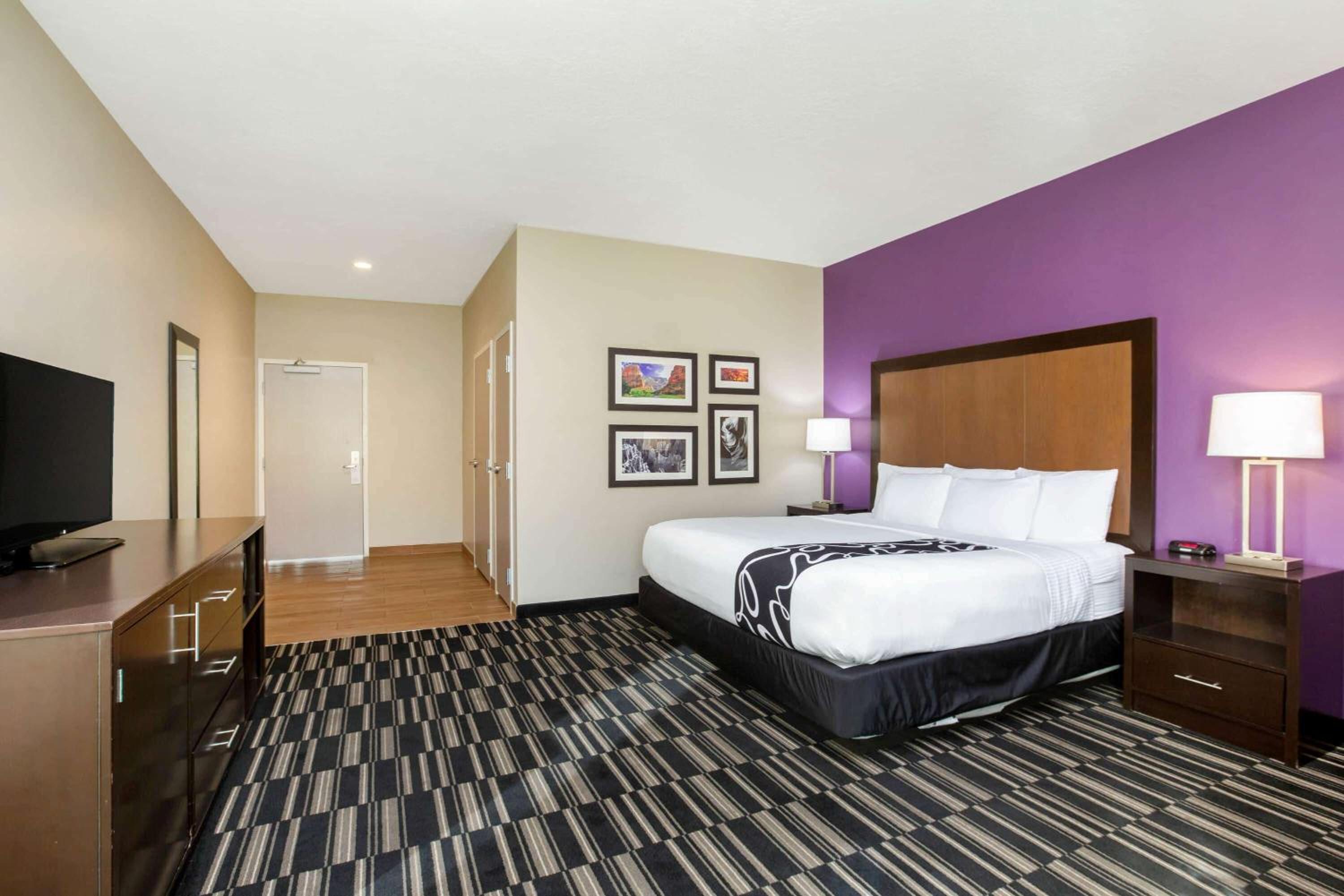 Deluxe King Room with Mobility/Hearing Impaired Access - Non-Smoking photo 1