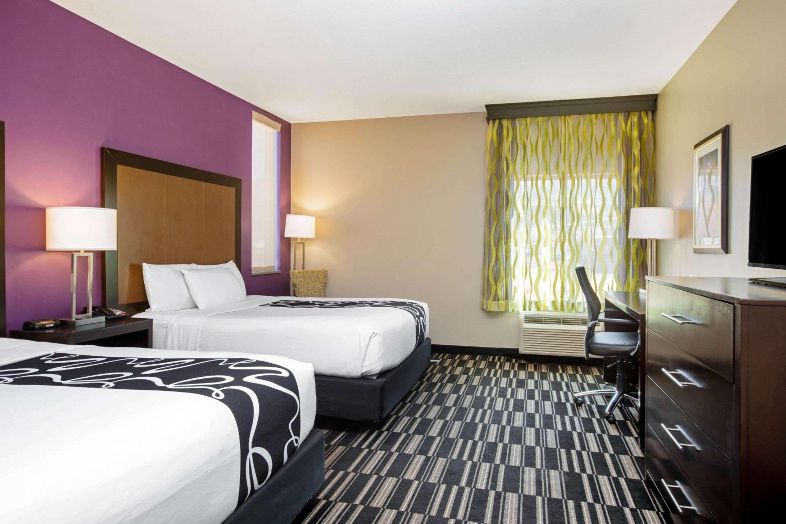 Queen Room with Two Queen Beds photo 2