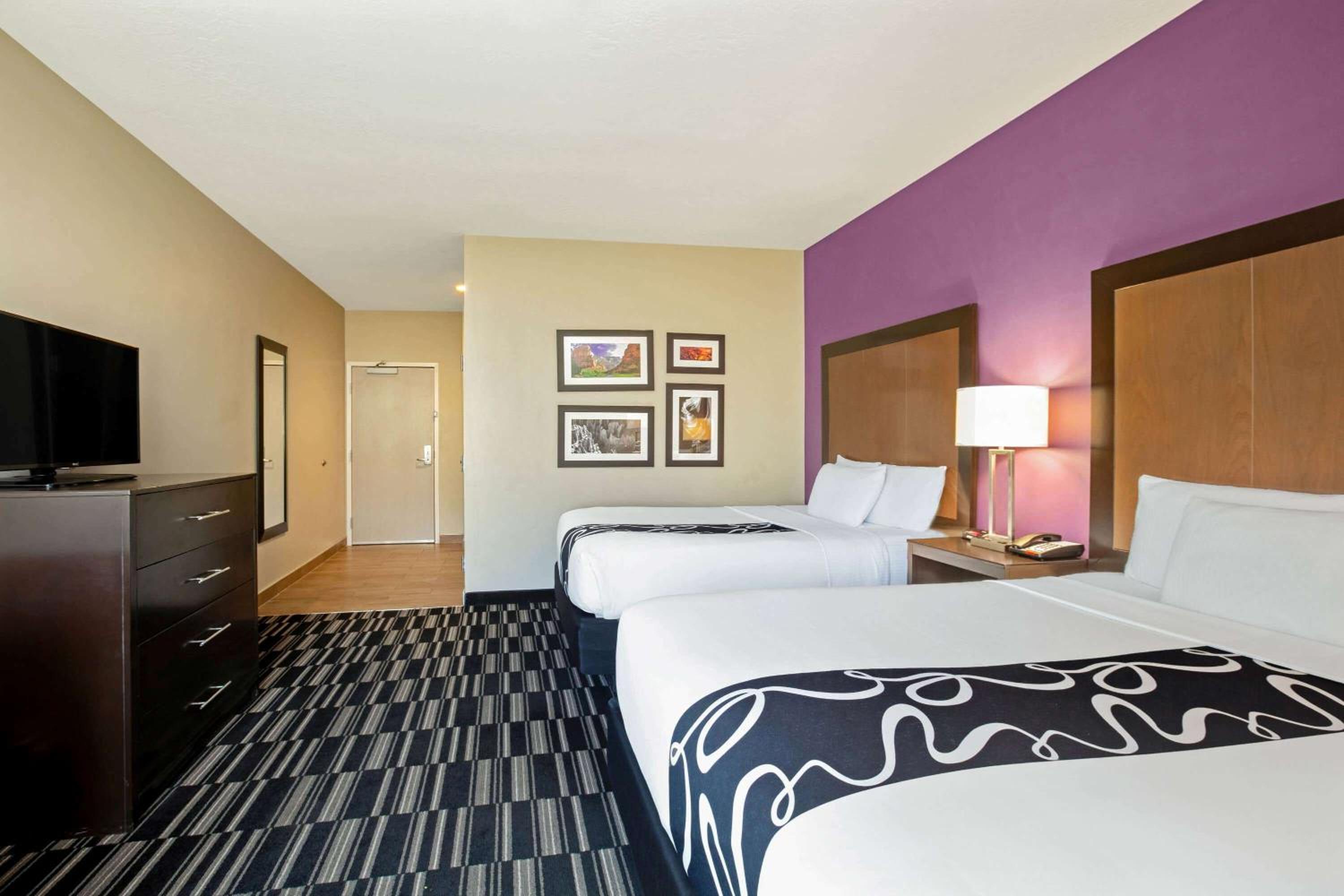 Queen Room with Two Queen Beds photo 3