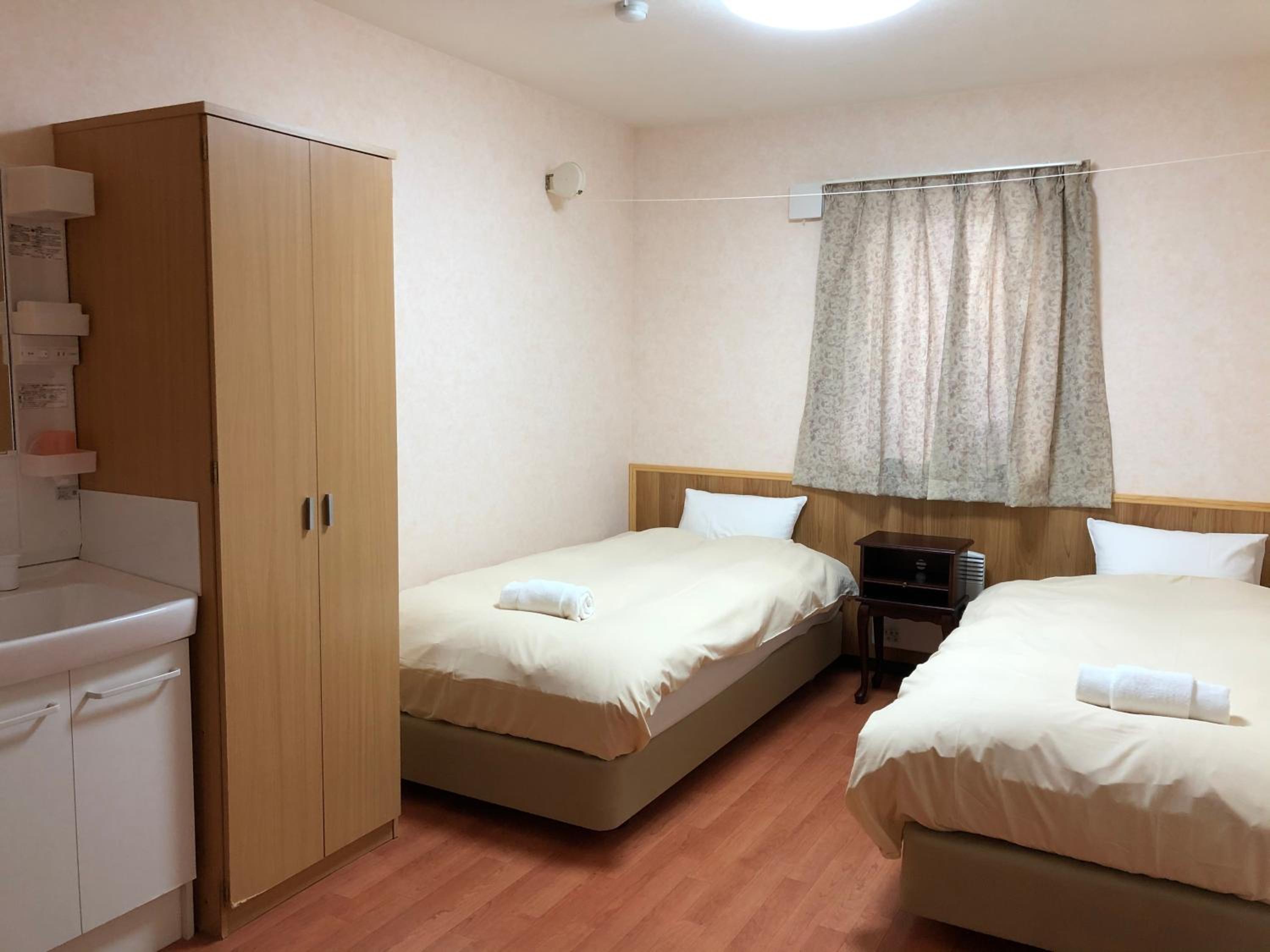 Standard Twin Room - Photo 3