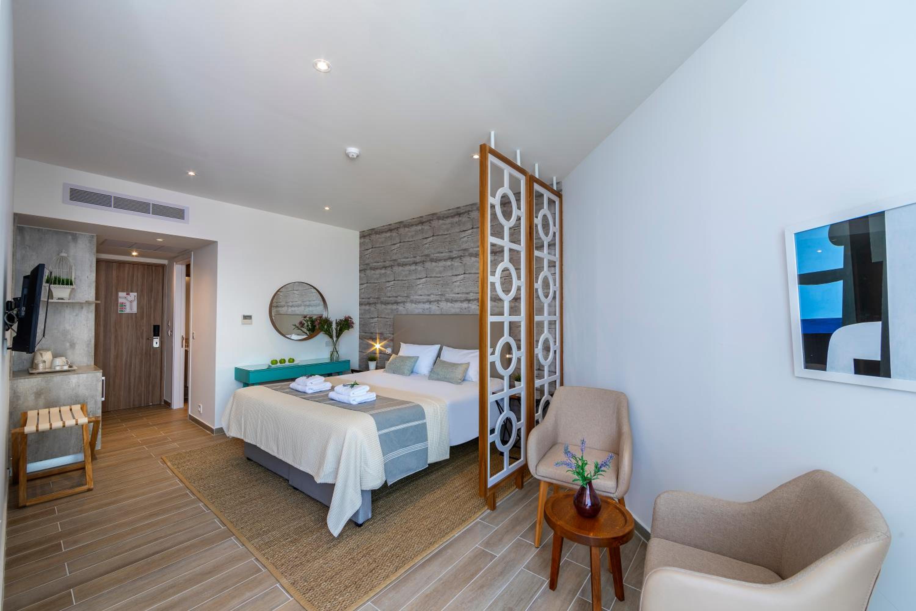 Deluxe Room Side Sea View with Executive Lounge Access thumbnail 6
