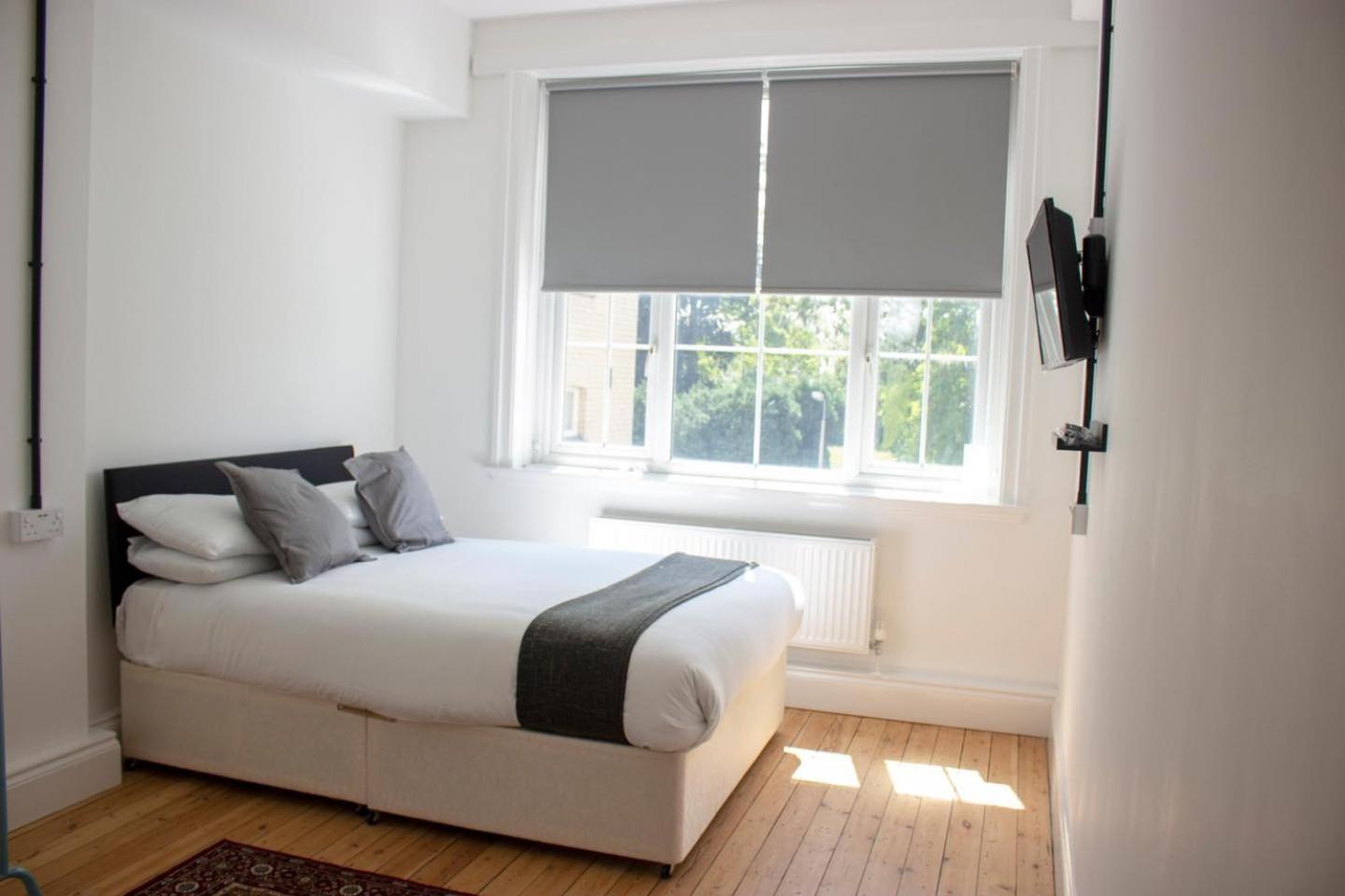 Double Room with Private Bathroom - Photo 9