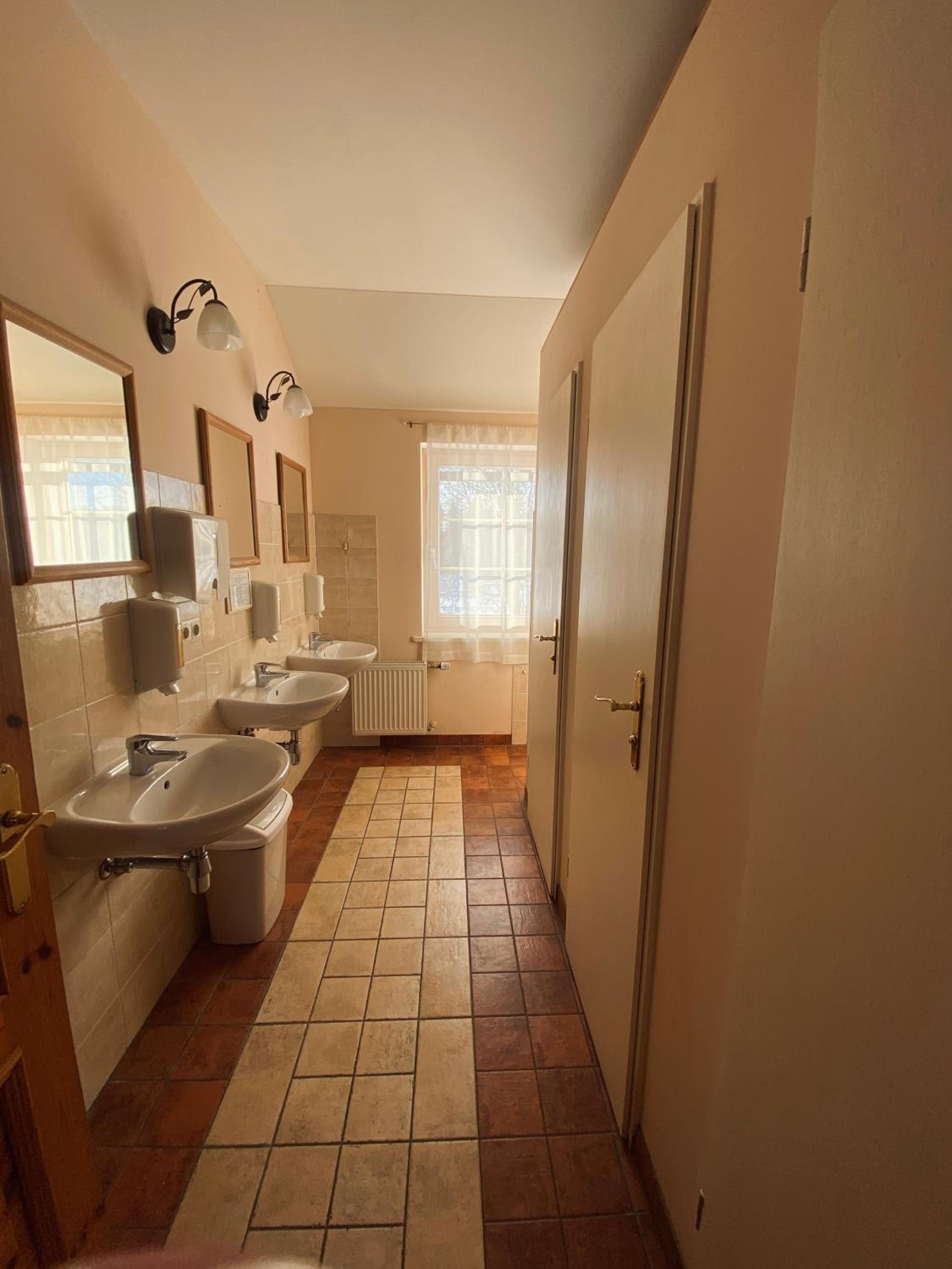 Economy Triple Room with Shared Bathroom photo 3