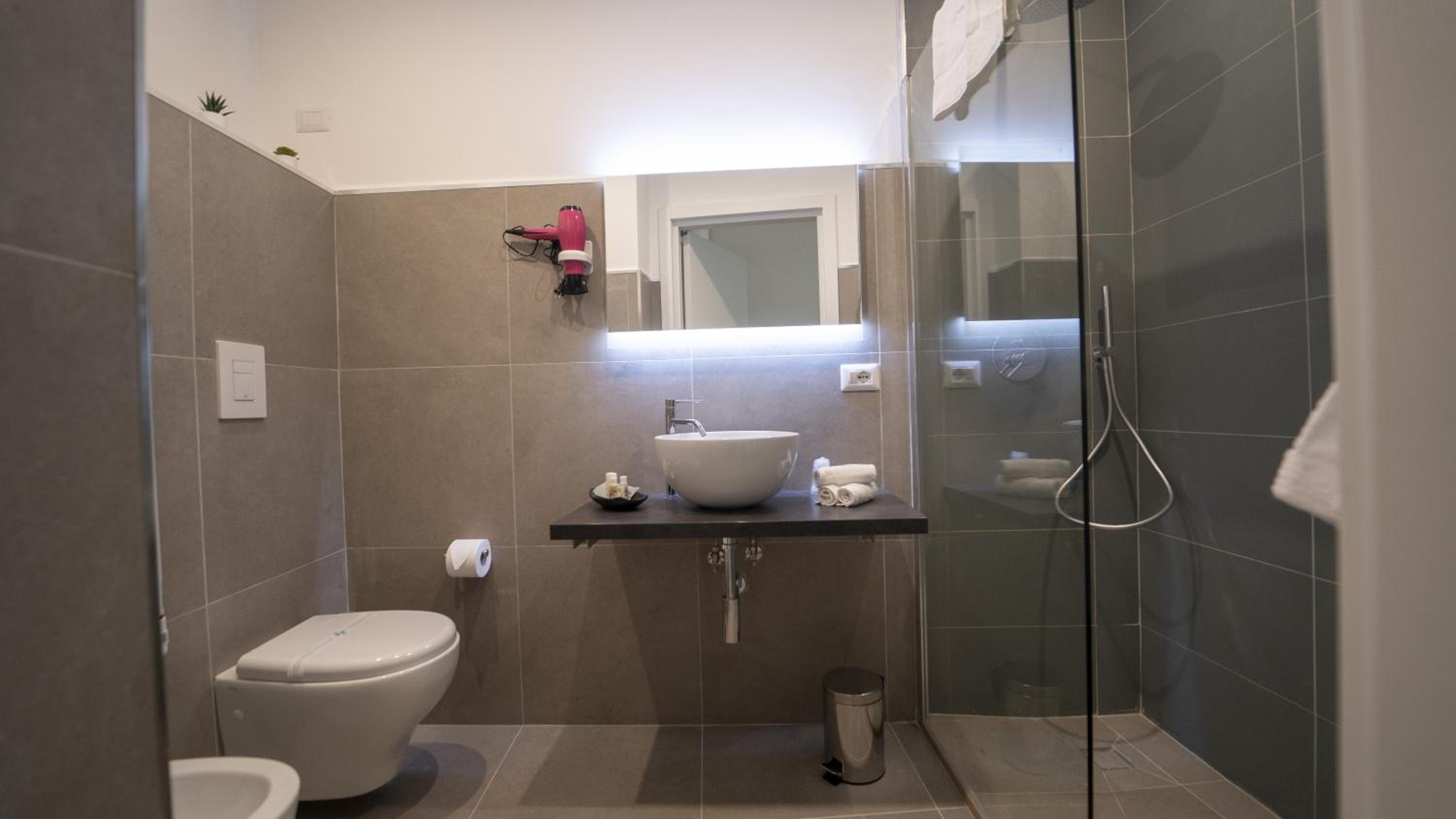 Deluxe Family Suite - Photo 9