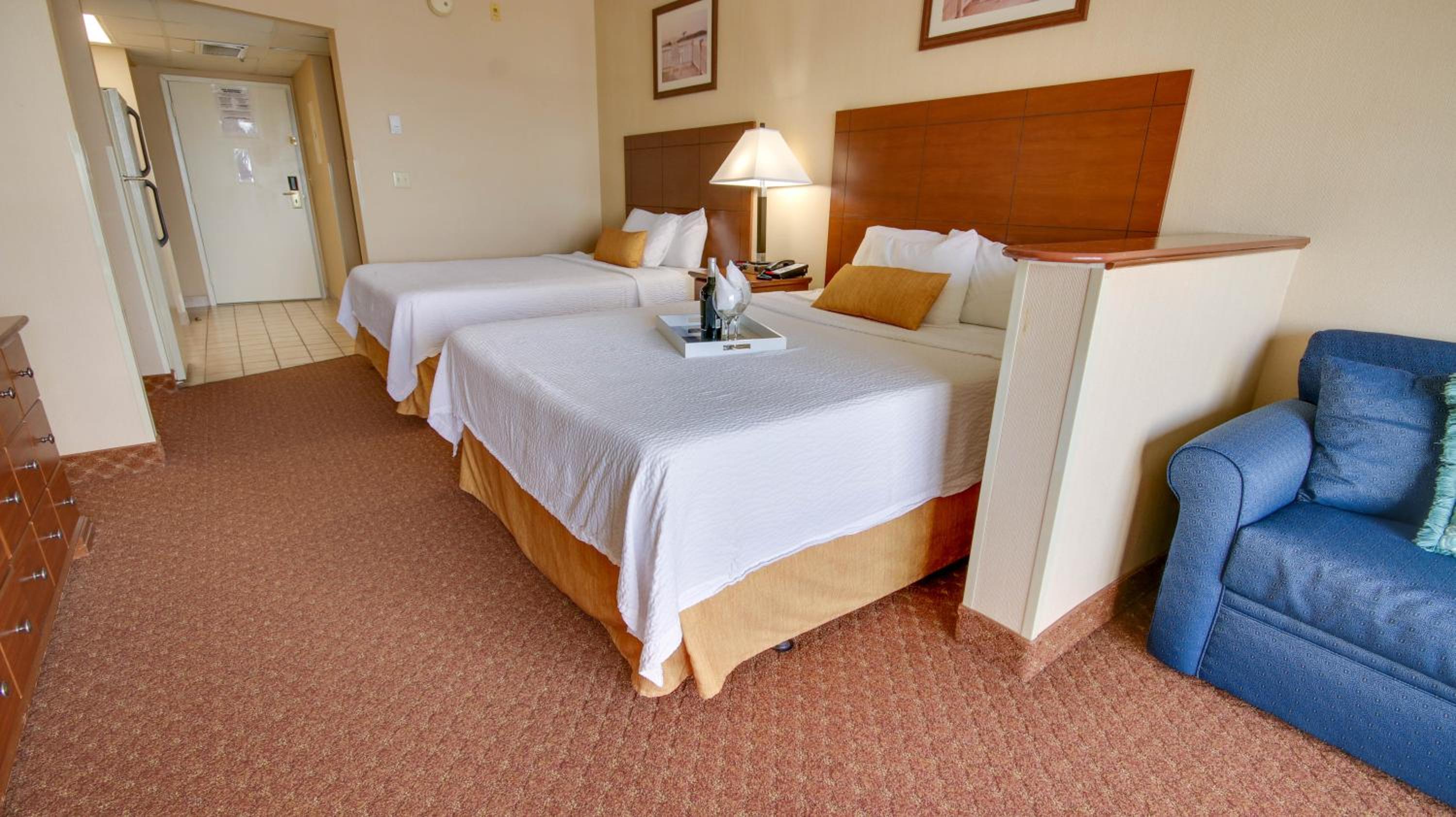 Queen Room with Kitchenette – South Building, Non-View - Photo 3