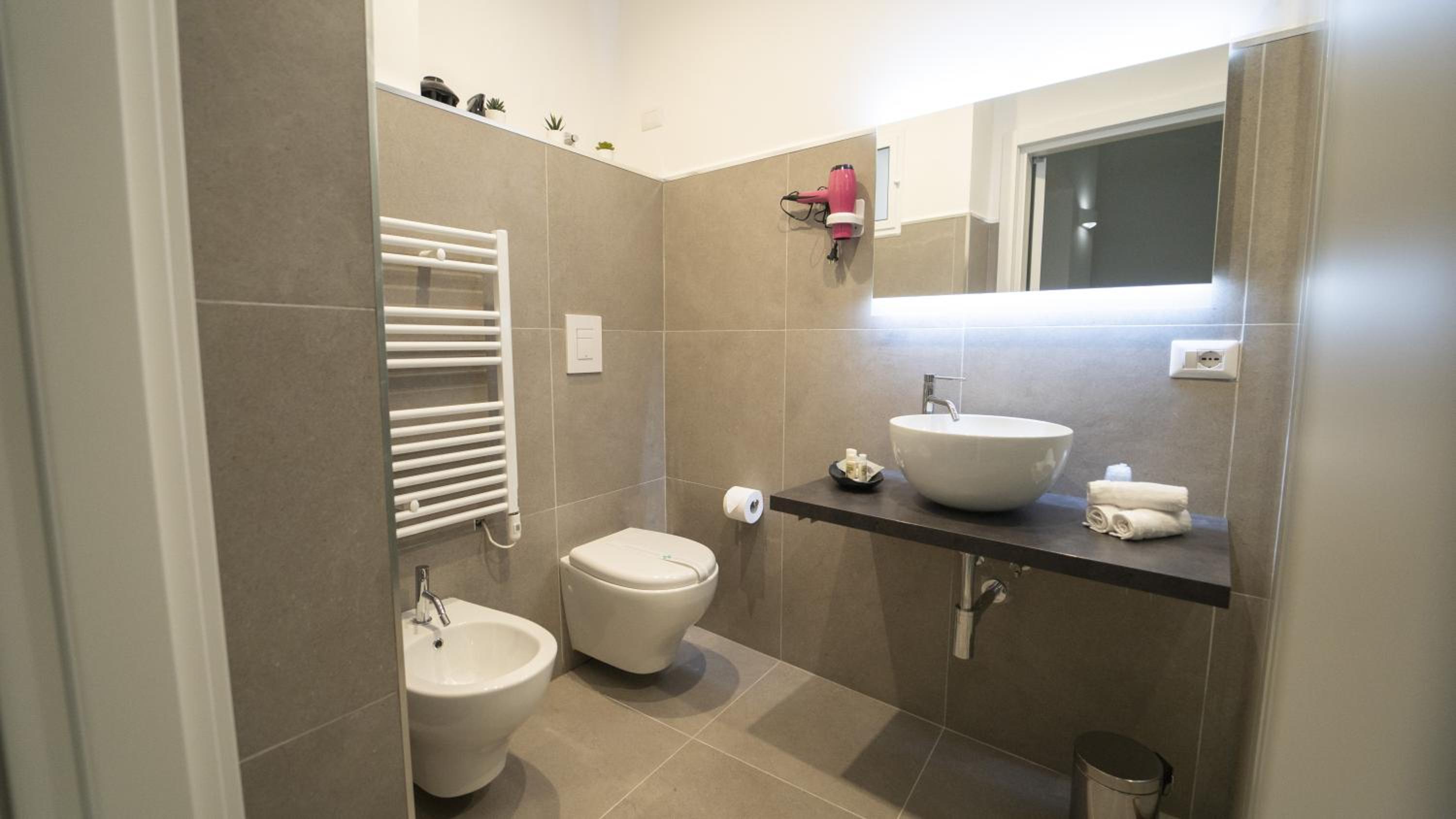Deluxe Family Suite - Photo 10