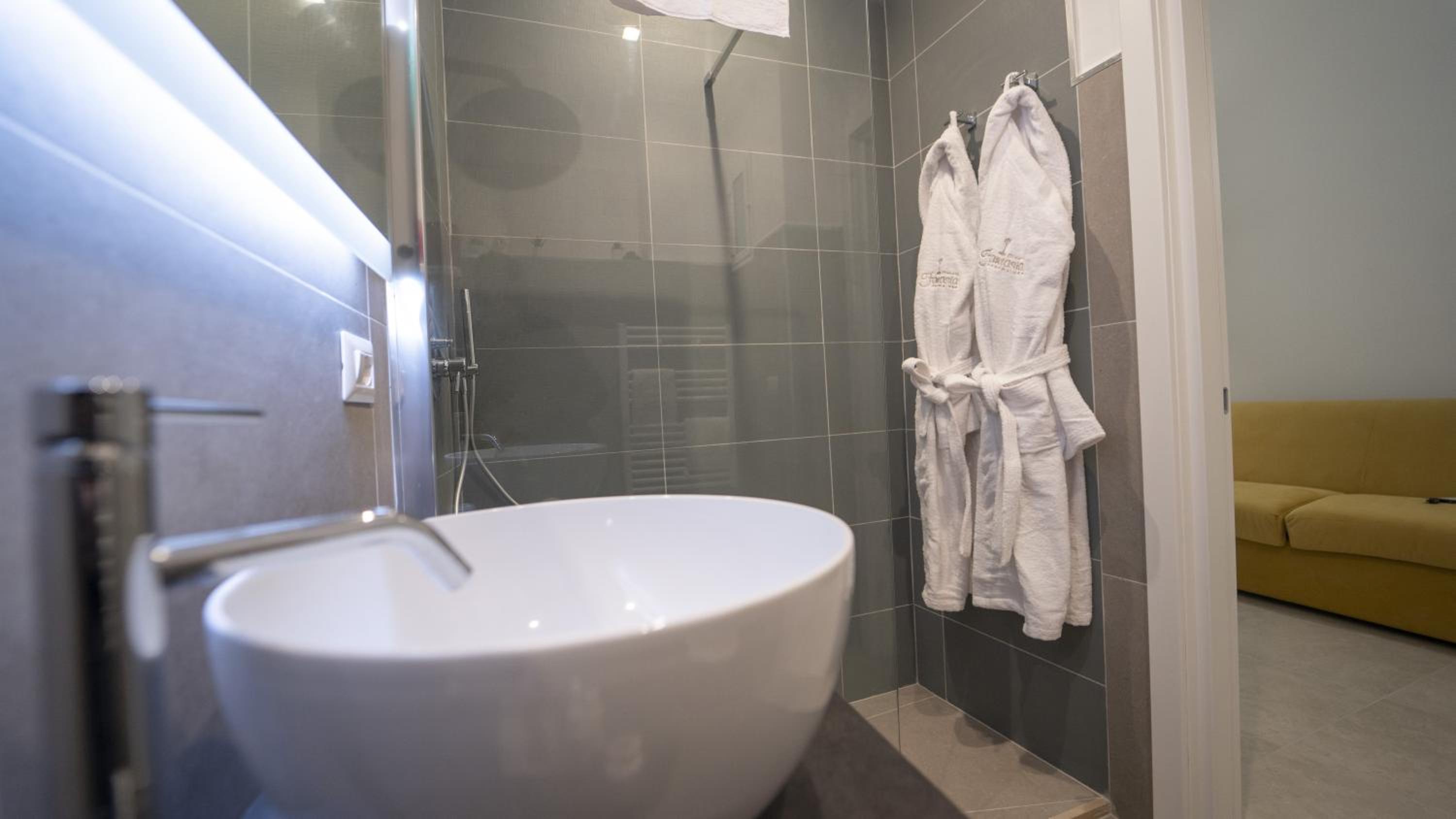 Deluxe Family Suite - Photo 11