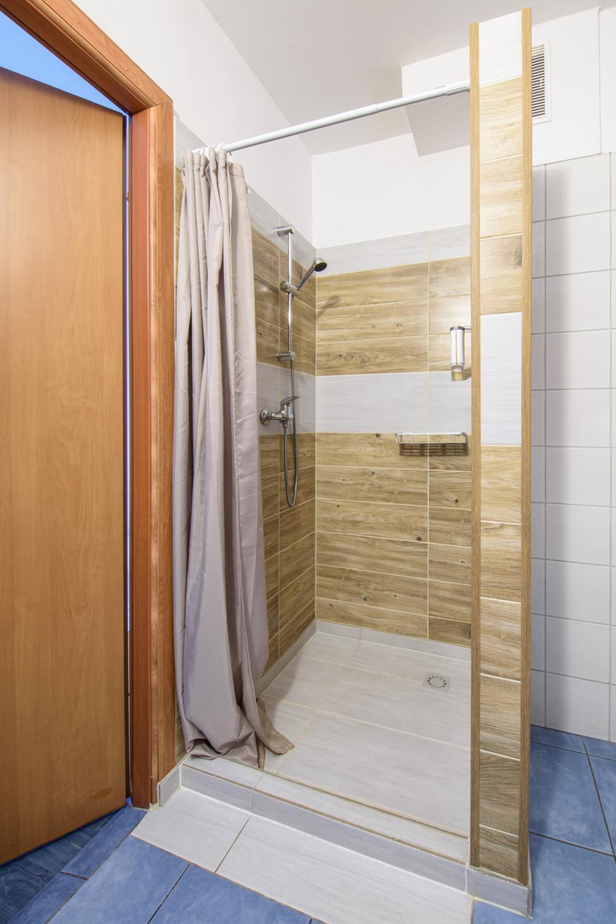 Triple Room - Photo 11