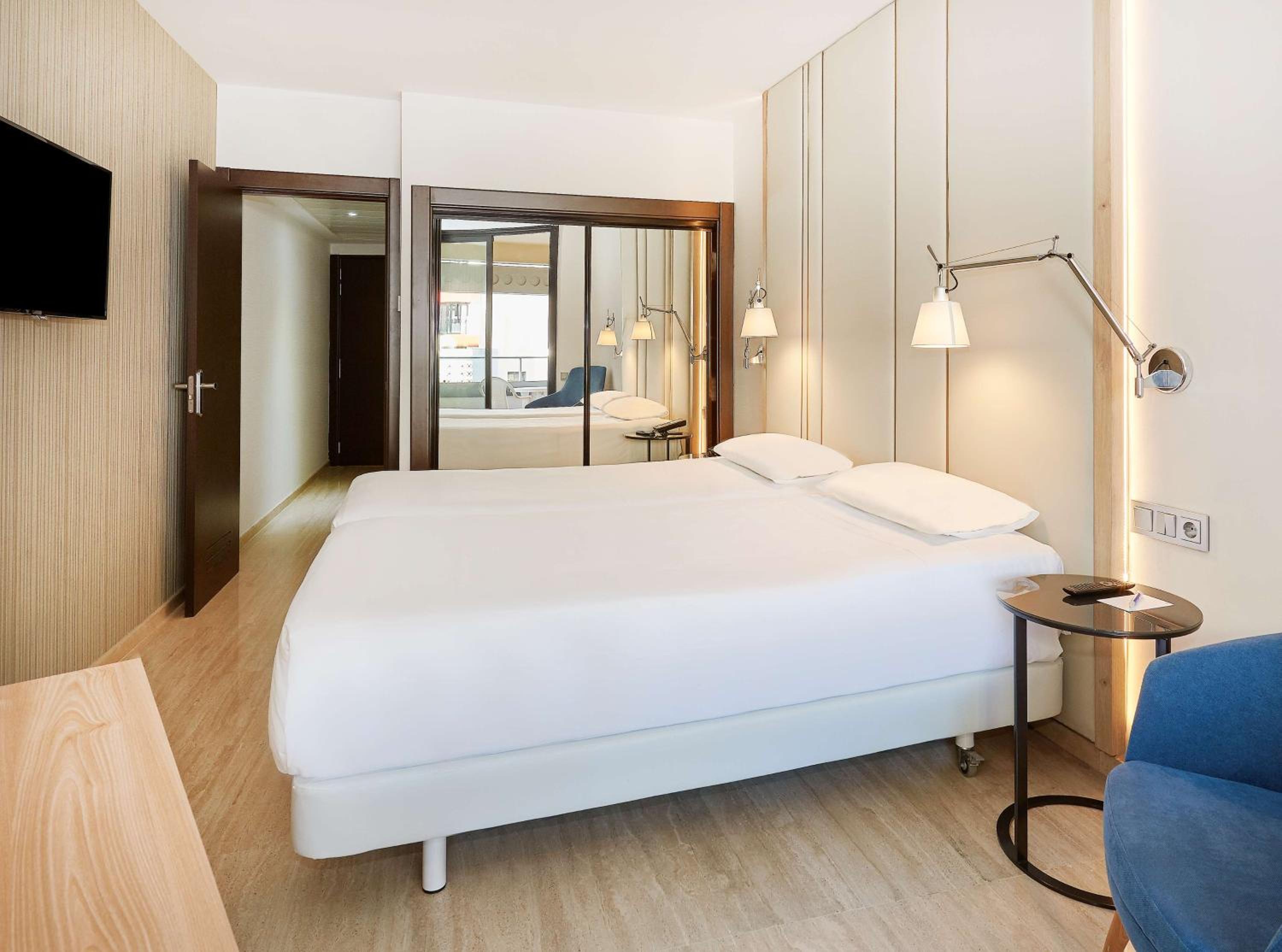 Standard Double or Twin Room with Terrace - Photo 11