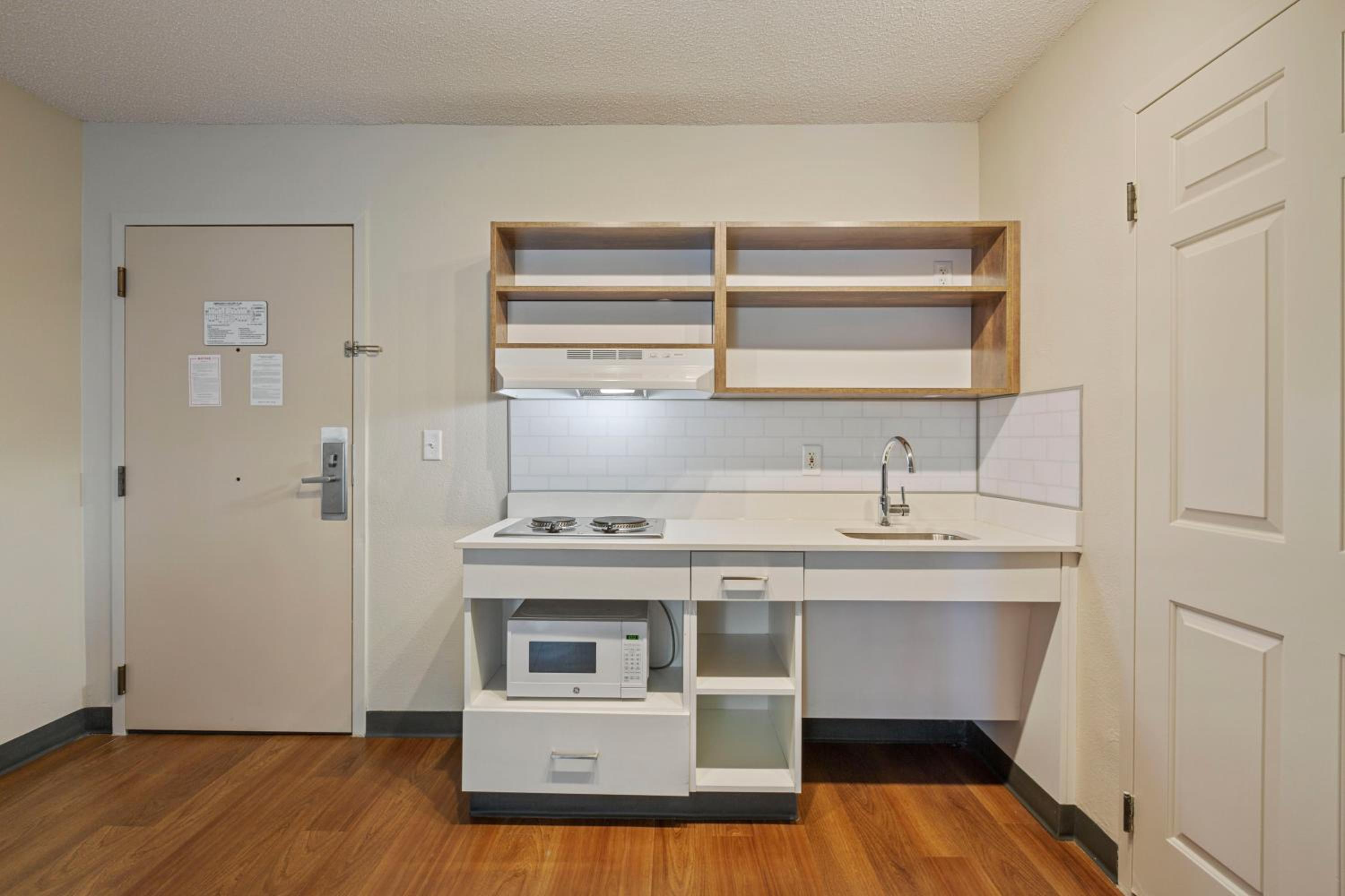 Deluxe Studio with 1 King Bed - Non-Smoking - Photo 8