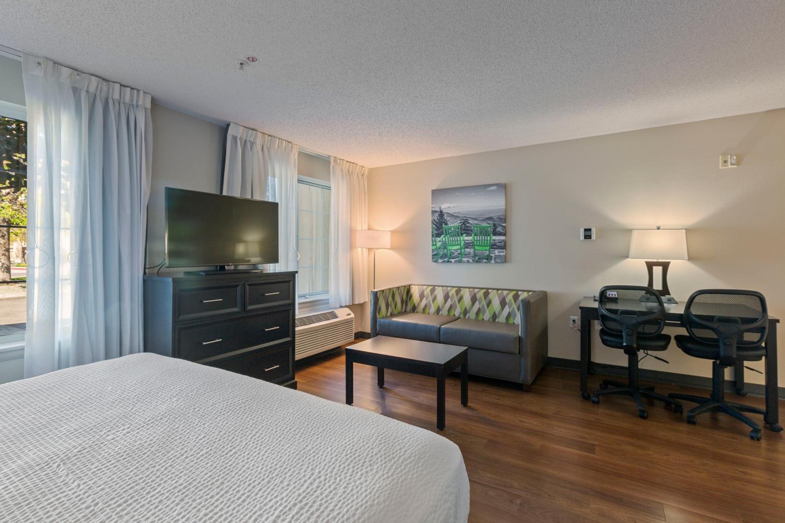 Deluxe Studio with 1 King Bed - Non-Smoking - Photo 6