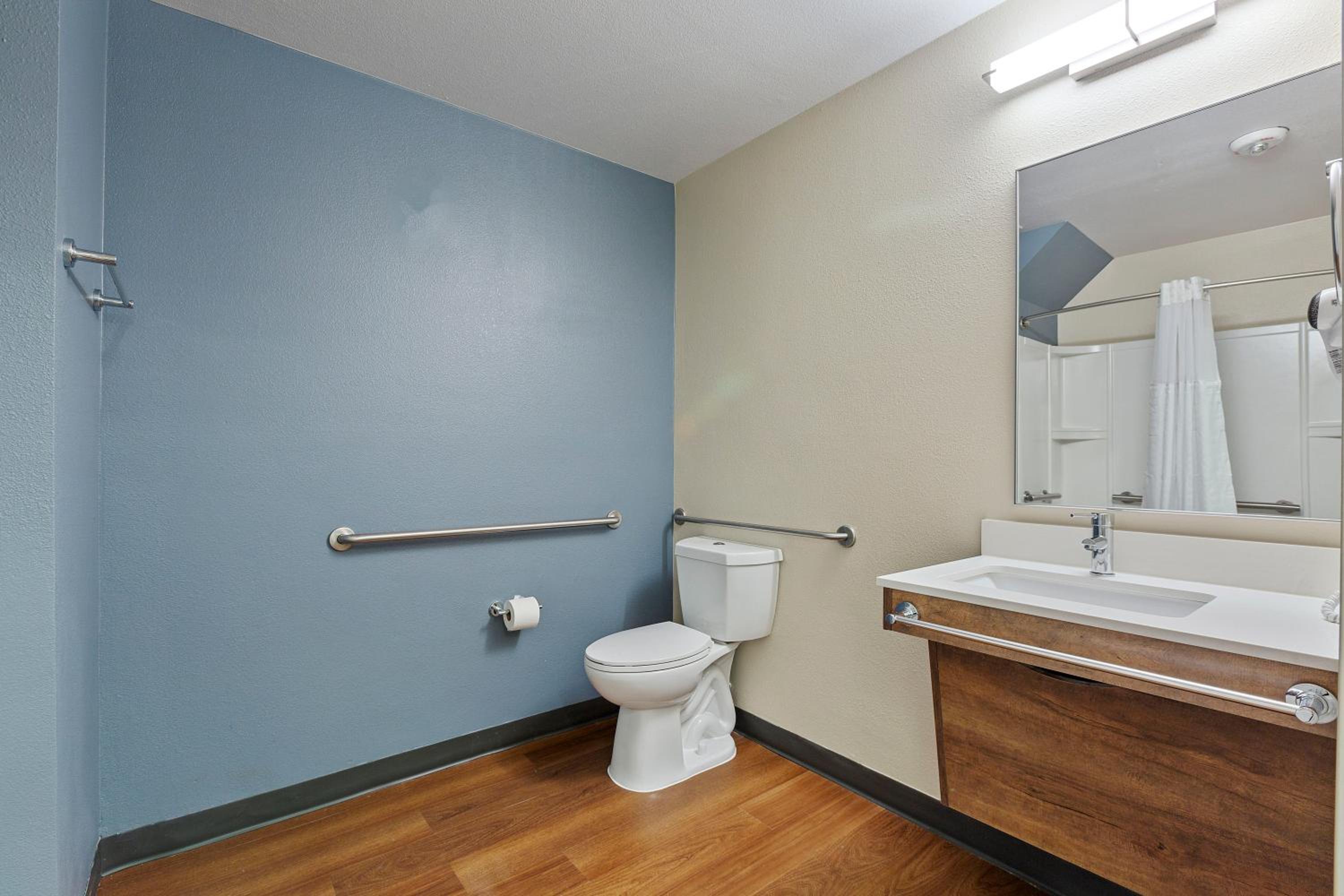 Deluxe Studio with 1 King Bed - Non-Smoking - Photo 5