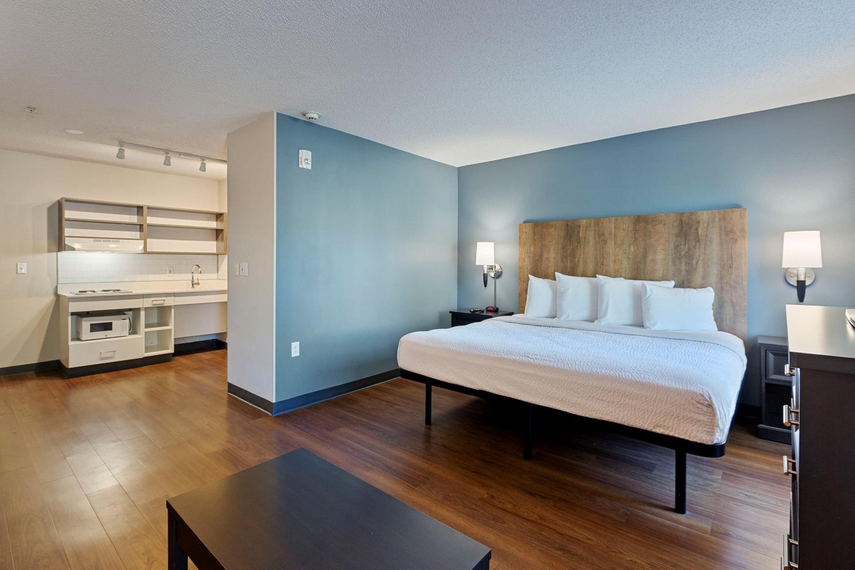 Deluxe Studio with 1 King Bed - Non-Smoking - Photo 3