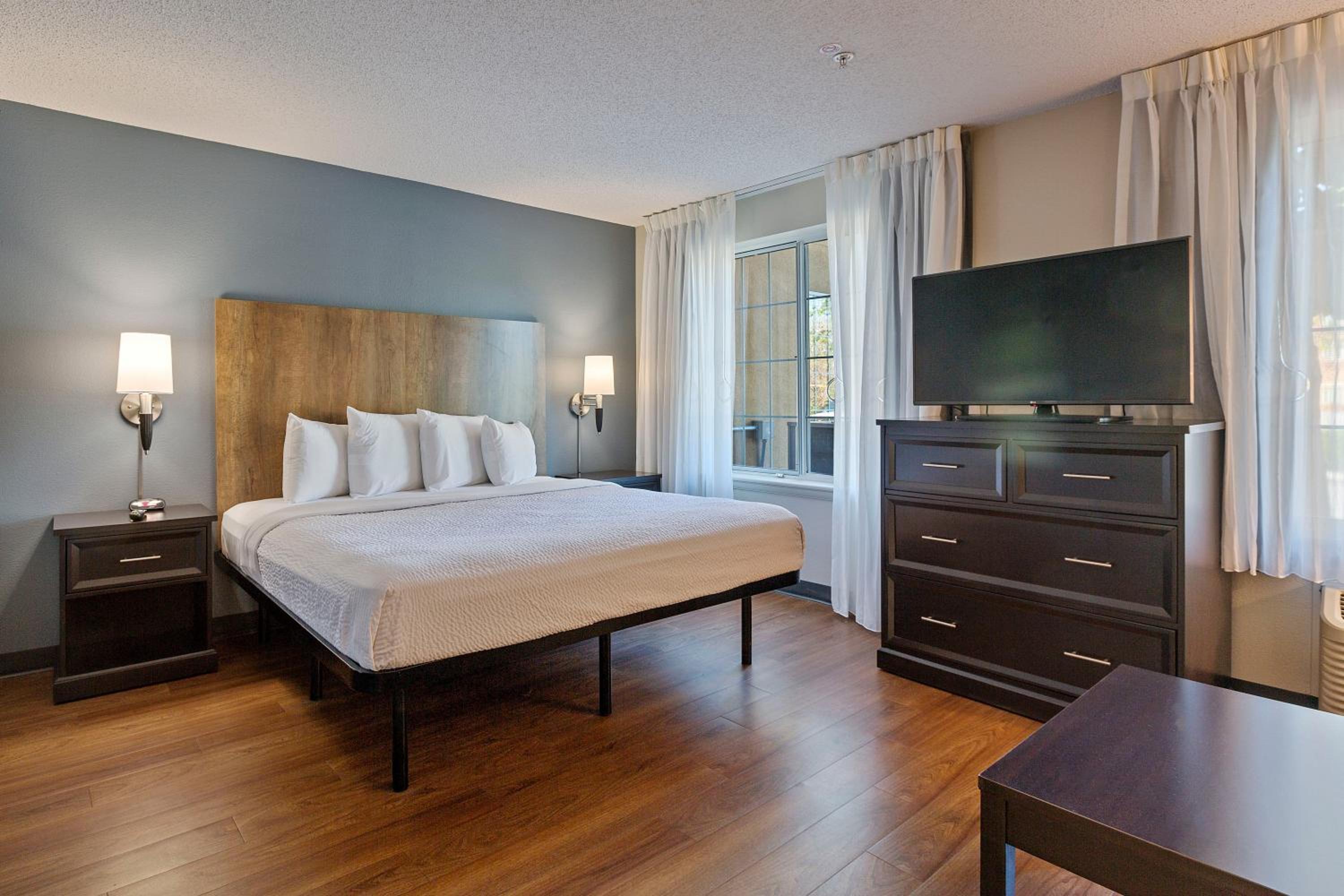 Deluxe Studio with 1 King Bed - Non-Smoking - Photo 2
