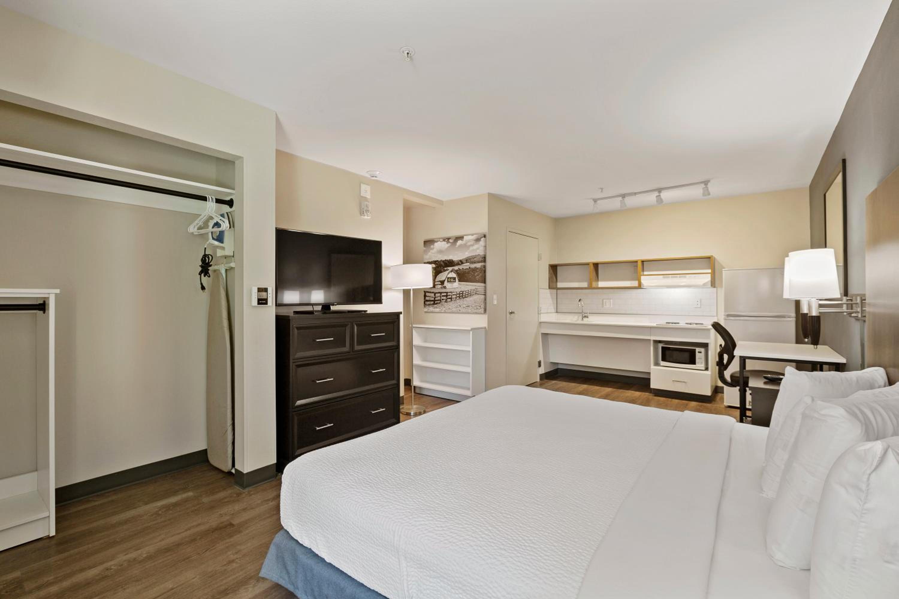 Studio with 1 King Bed - Non-Smoking - Photo 6