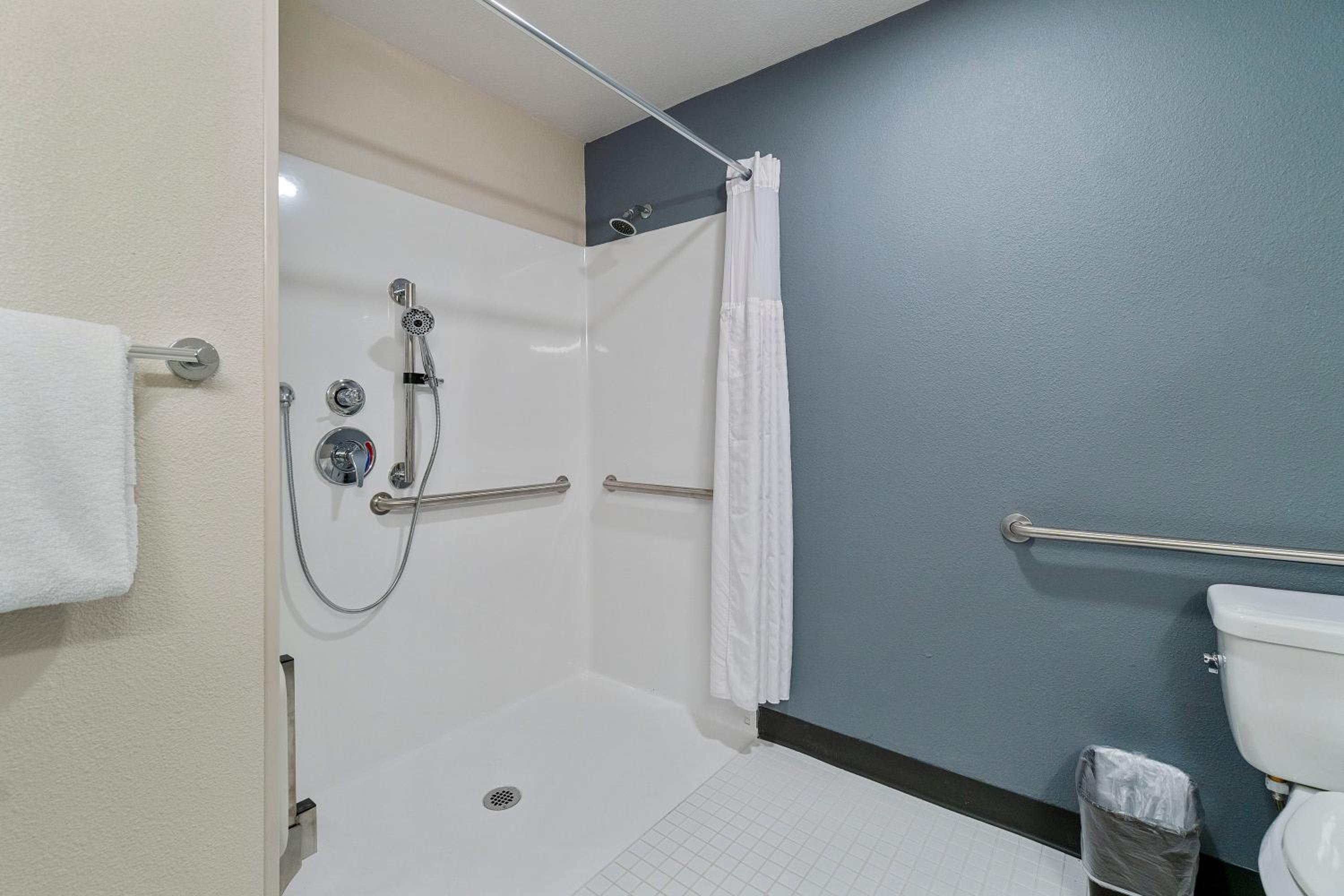 Studio with 1 King Bed - Non-Smoking - Photo 8