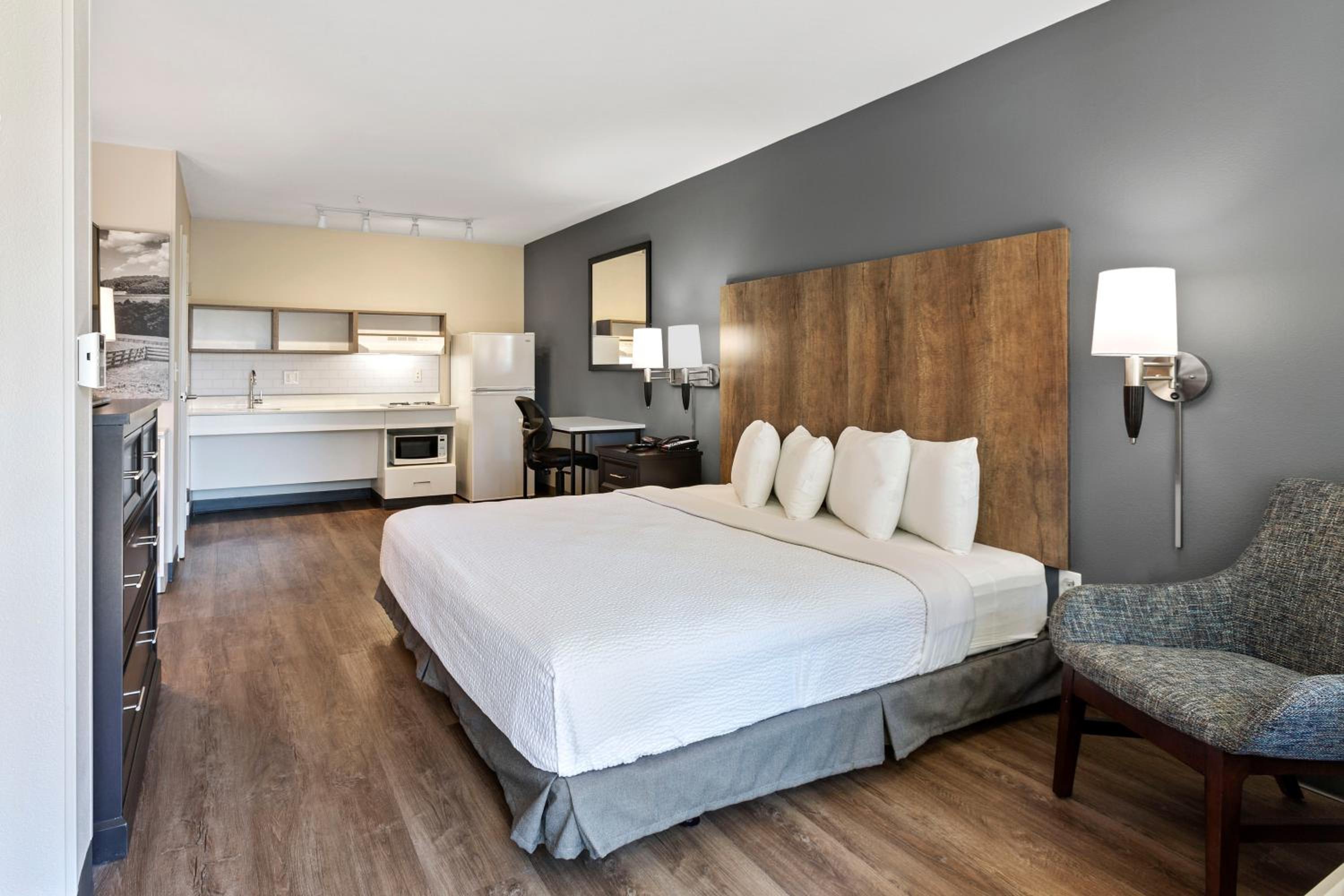 Studio with 1 King Bed - Non-Smoking - Photo 7
