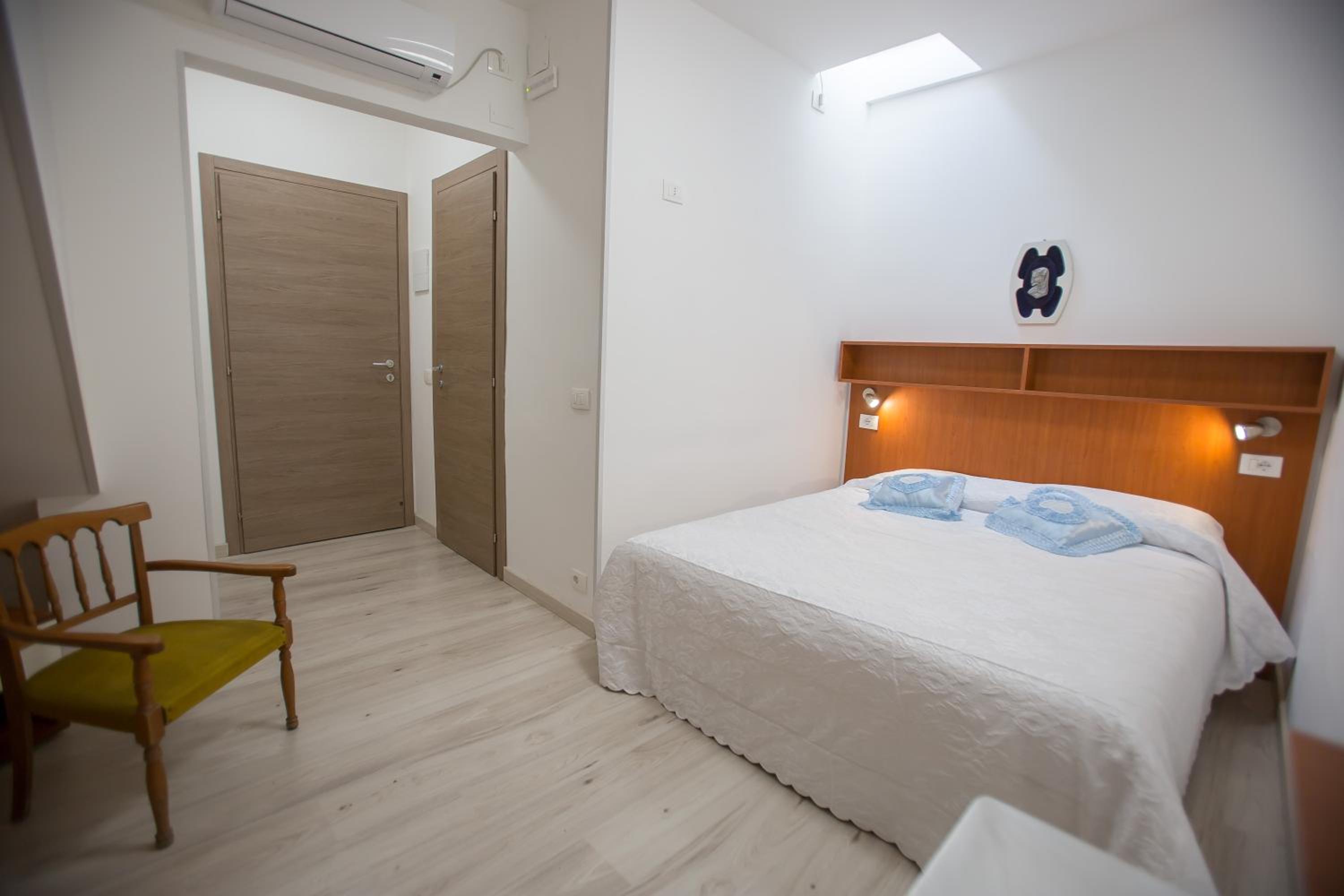 Double or Twin Room - Photo 4
