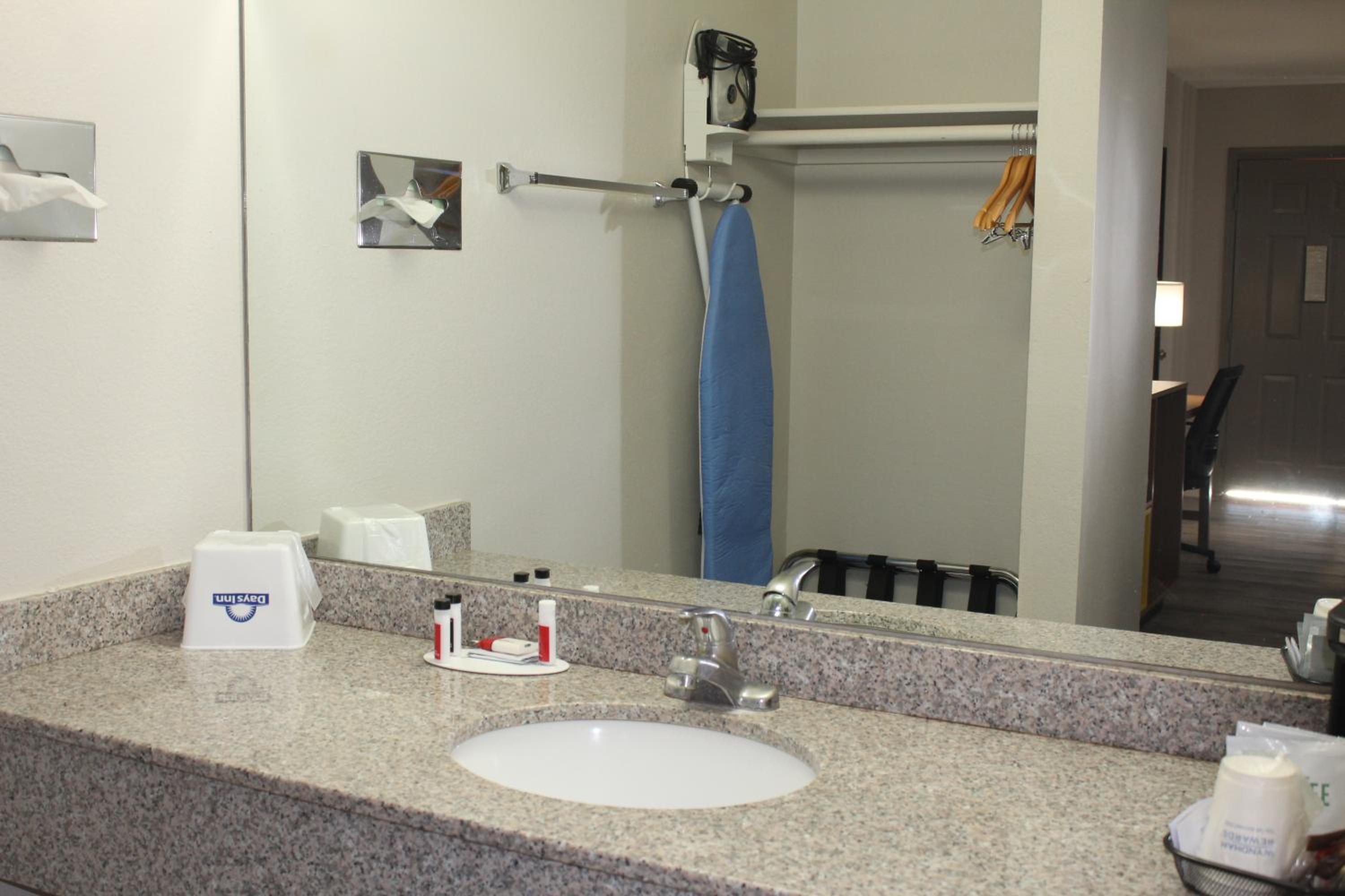Queen Room - Mobility Access/Non-Smoking - Photo 3