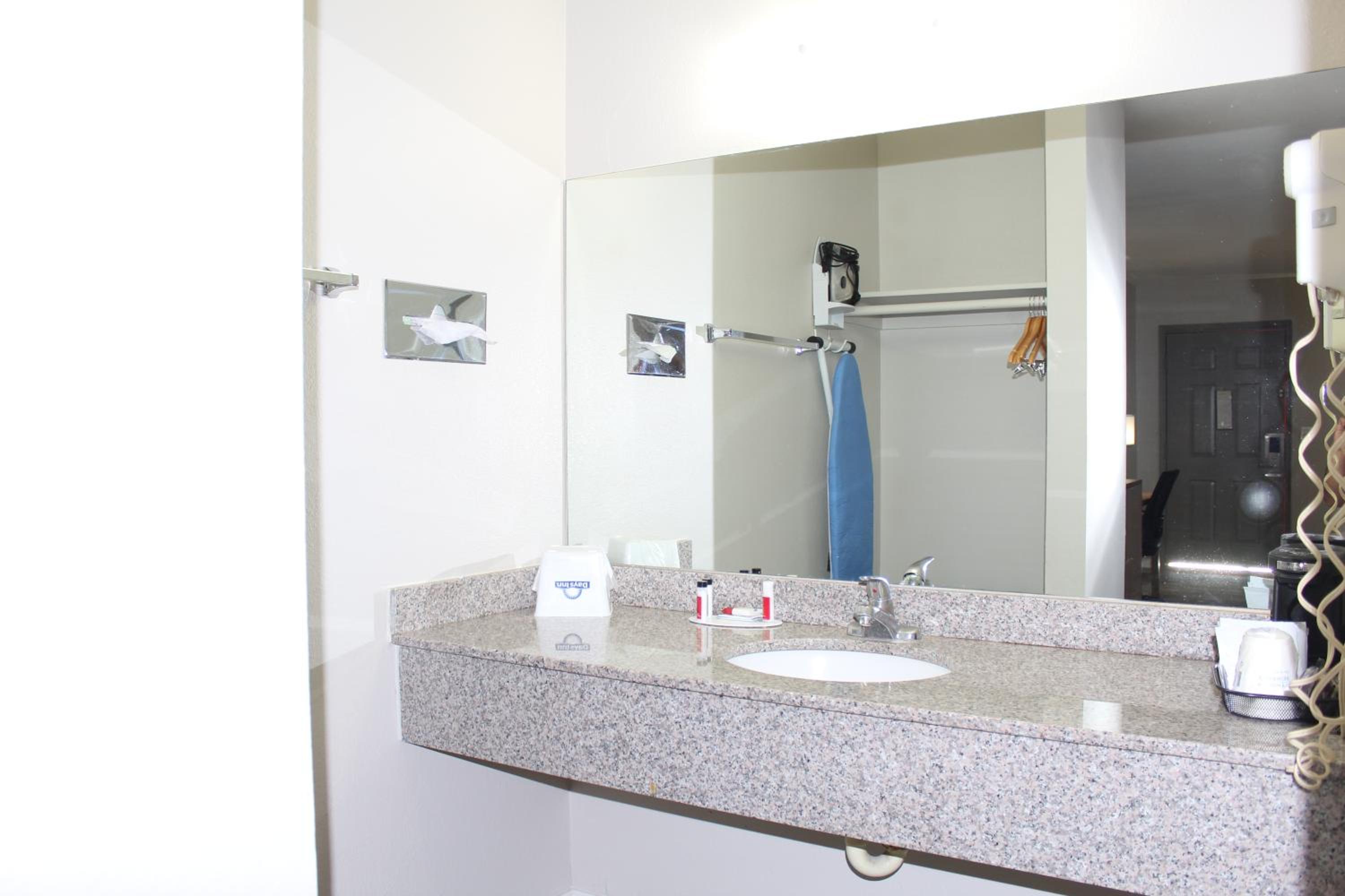 Queen Room - Mobility Access/Non-Smoking - Photo 5