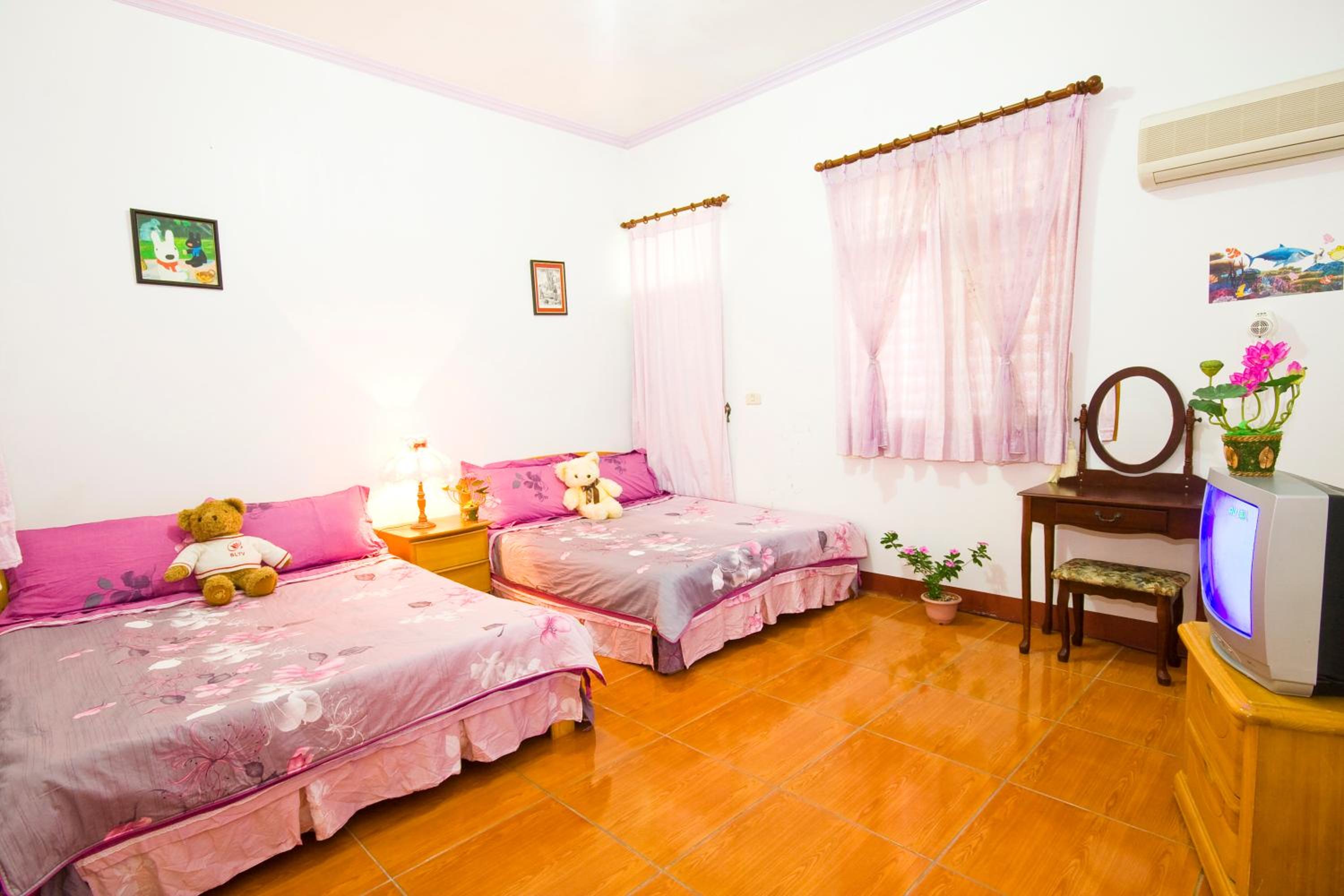 Quadruple Room with Shared Bathroom photo 3