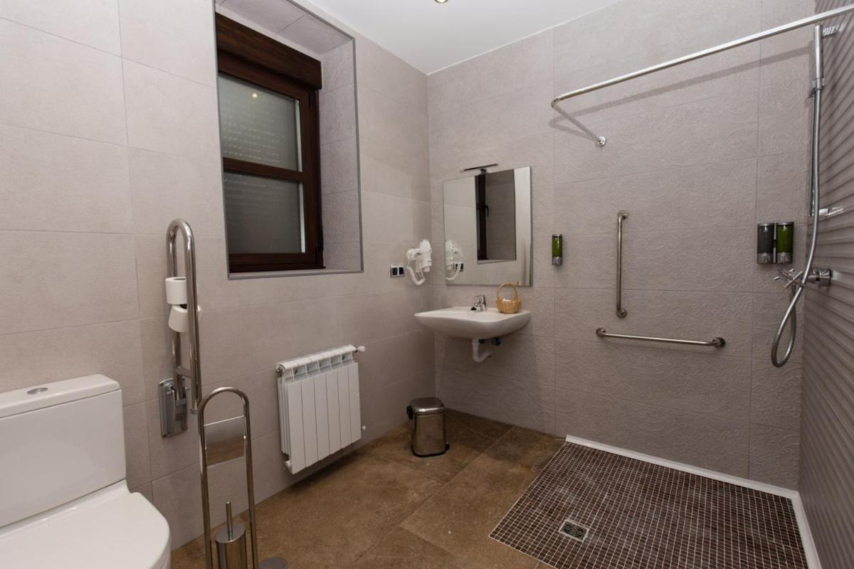 Queen Room - Disability Access - Photo 2