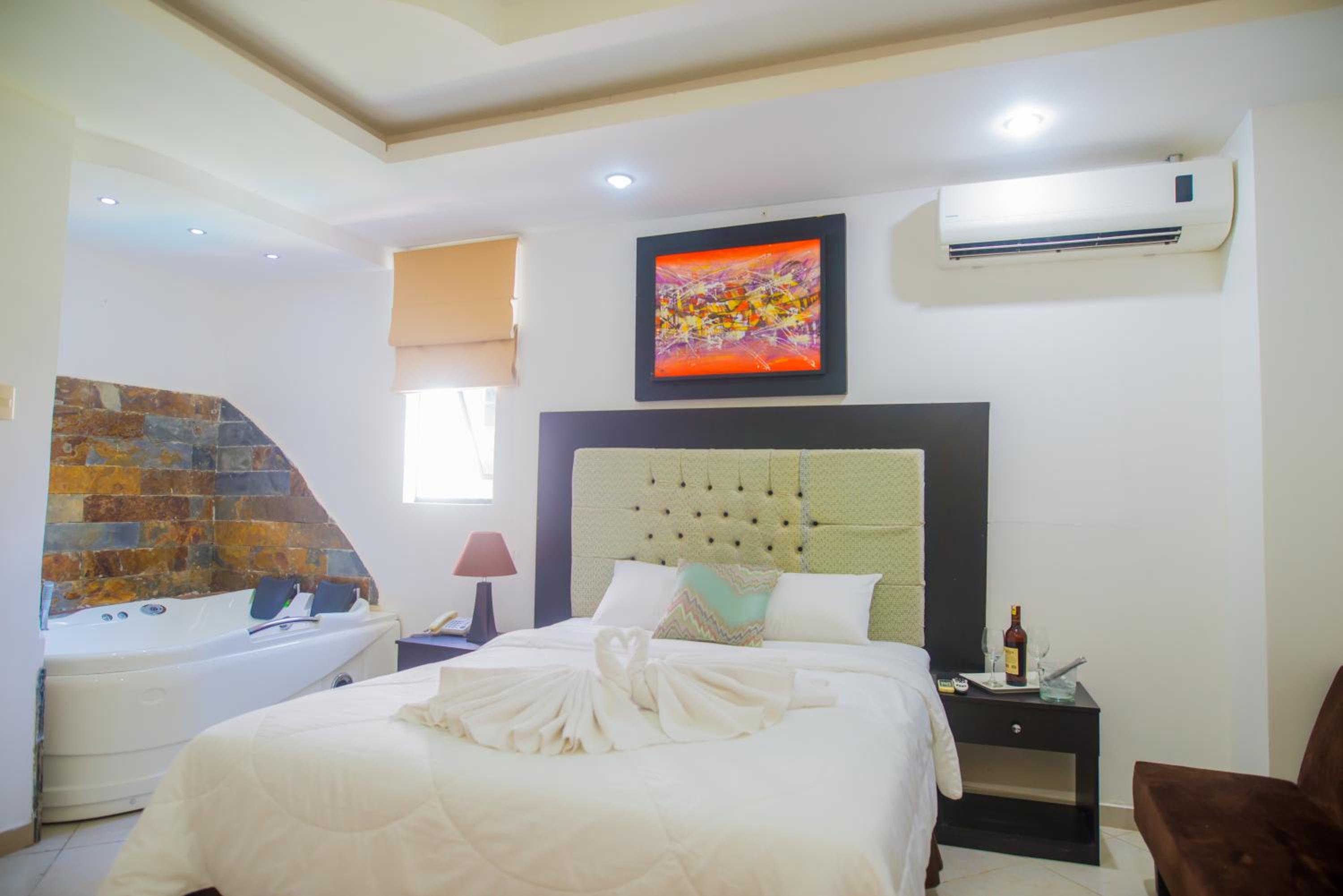 Double Room with Spa Bath photo 3