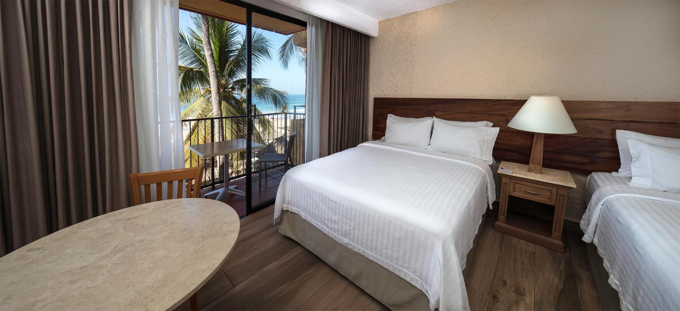 Doppelzimmer mit zwei Doppelbetten und Meerblick
