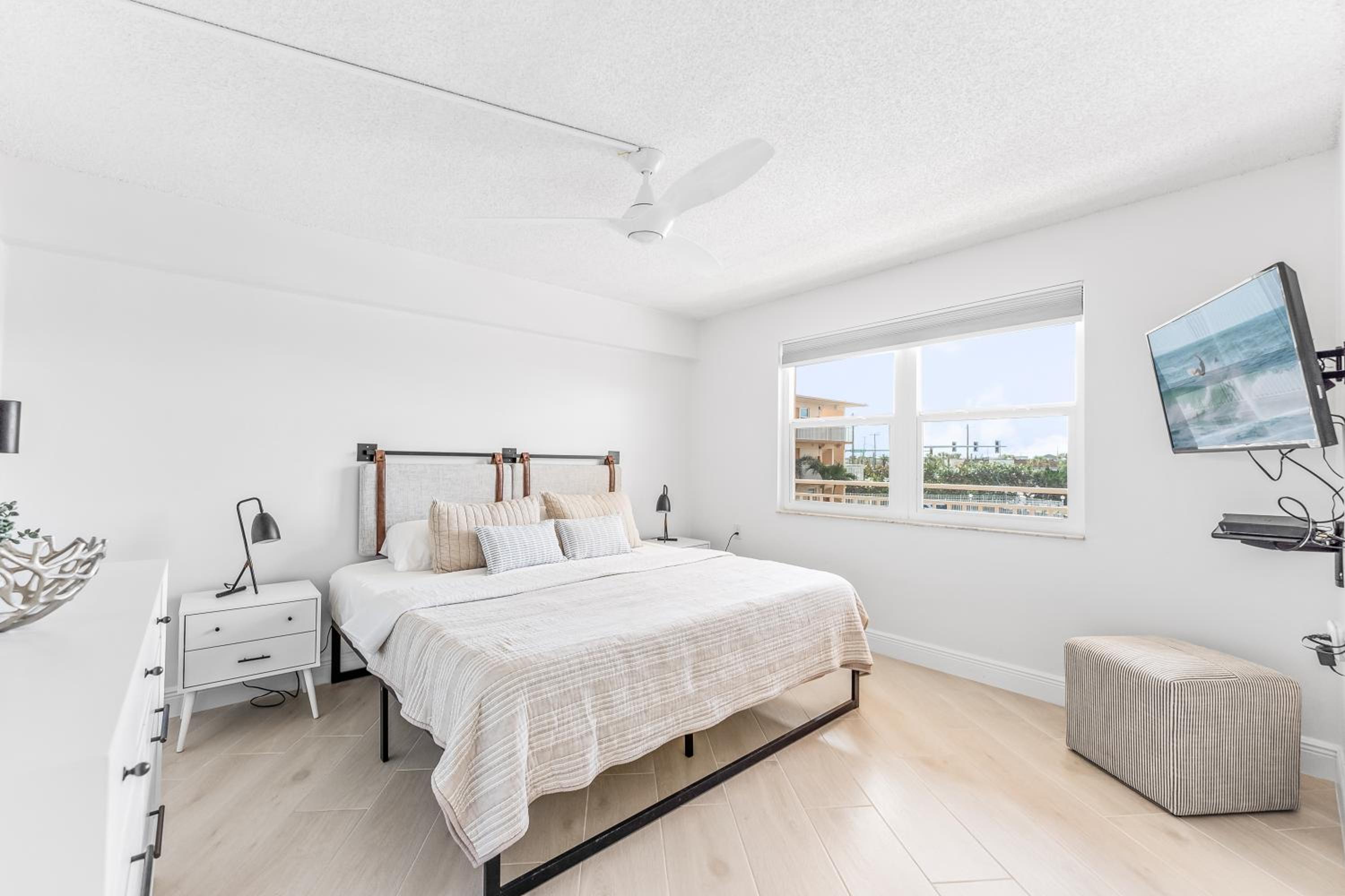 Deluxe Two-Bedroom Apartment - Oceanfront - Unit #223 photo 3