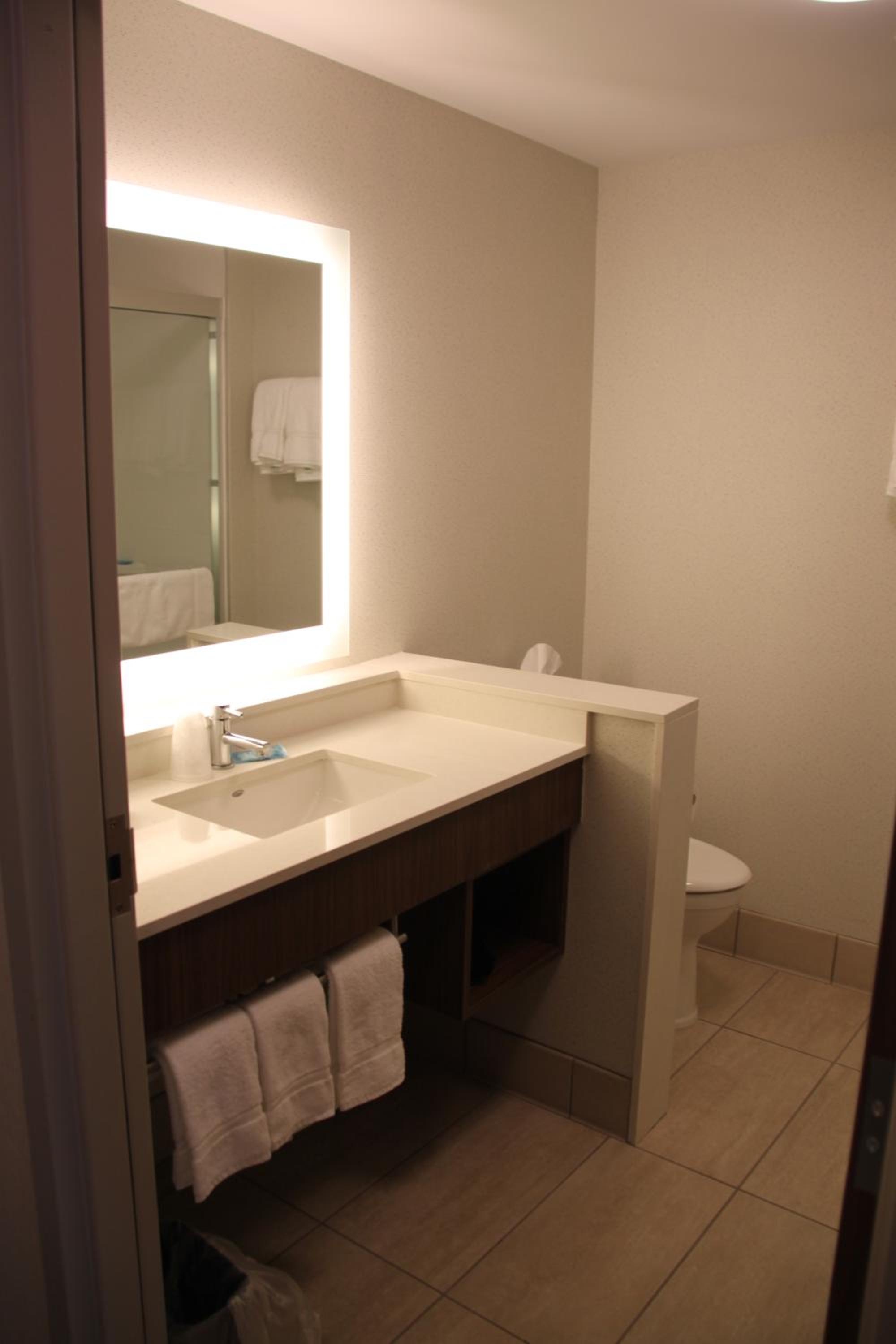 Standard Queen Room with Two Queen Beds - Photo 3