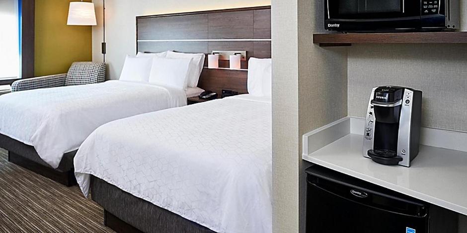 Standard Queen Room with Two Queen Beds - Photo 2
