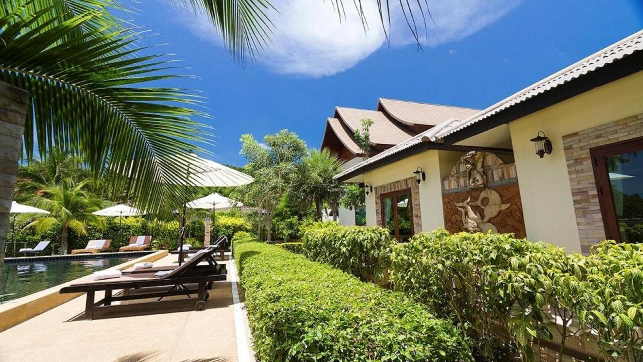 Bungalow with Pool View - Photo 3