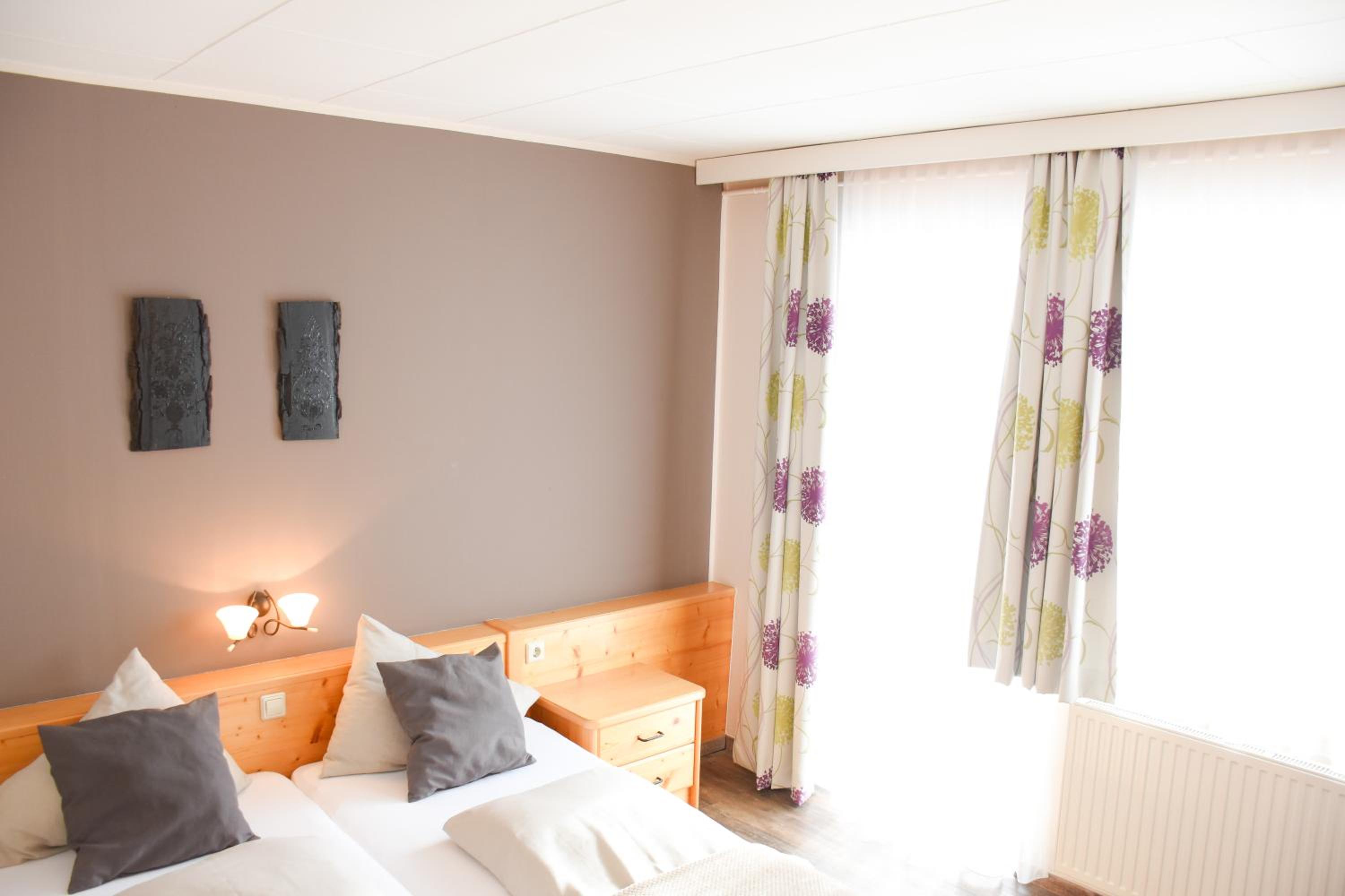 Double Room with Balcony - Photo 4