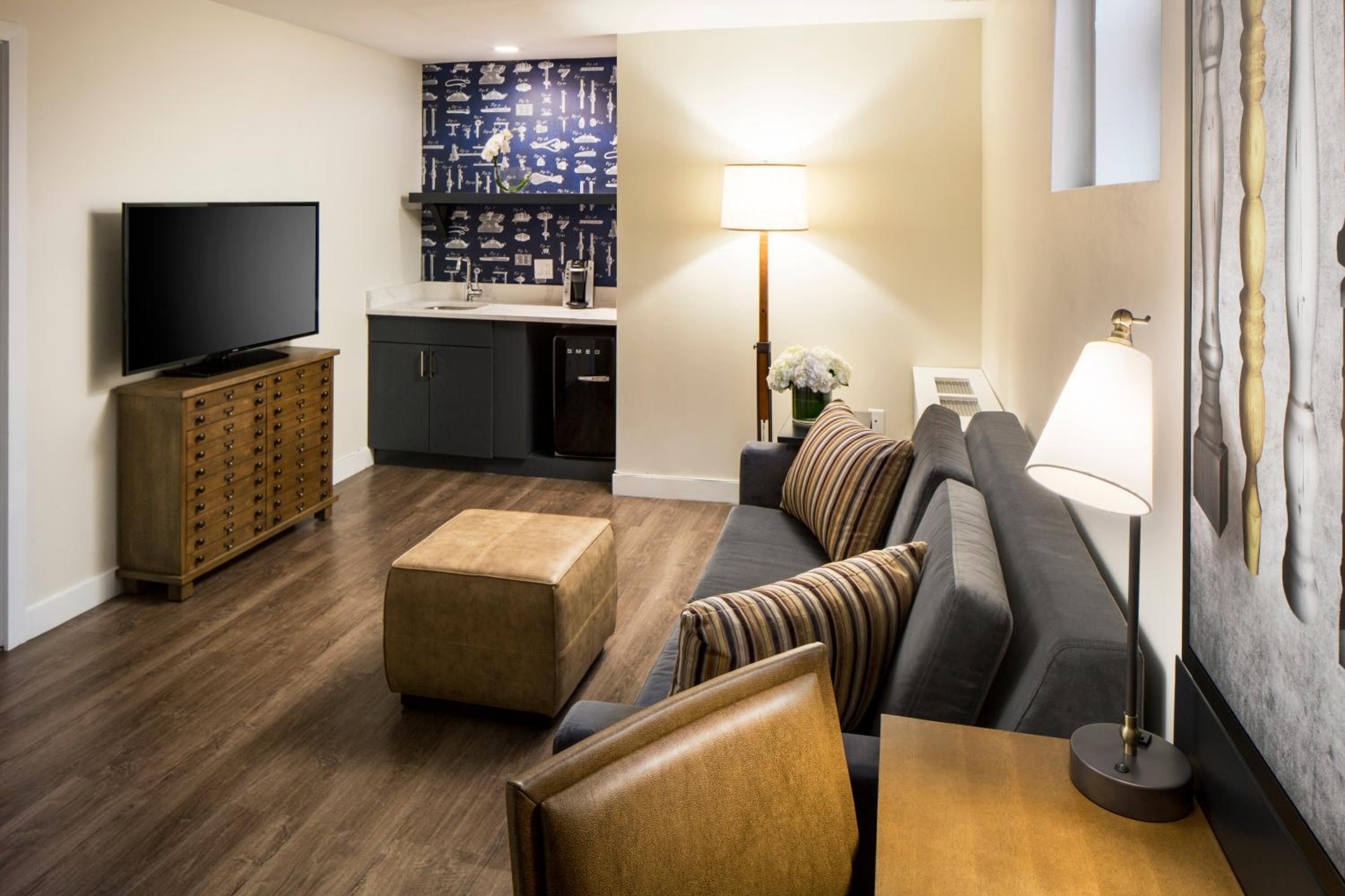 Queen Suite - Photo 1