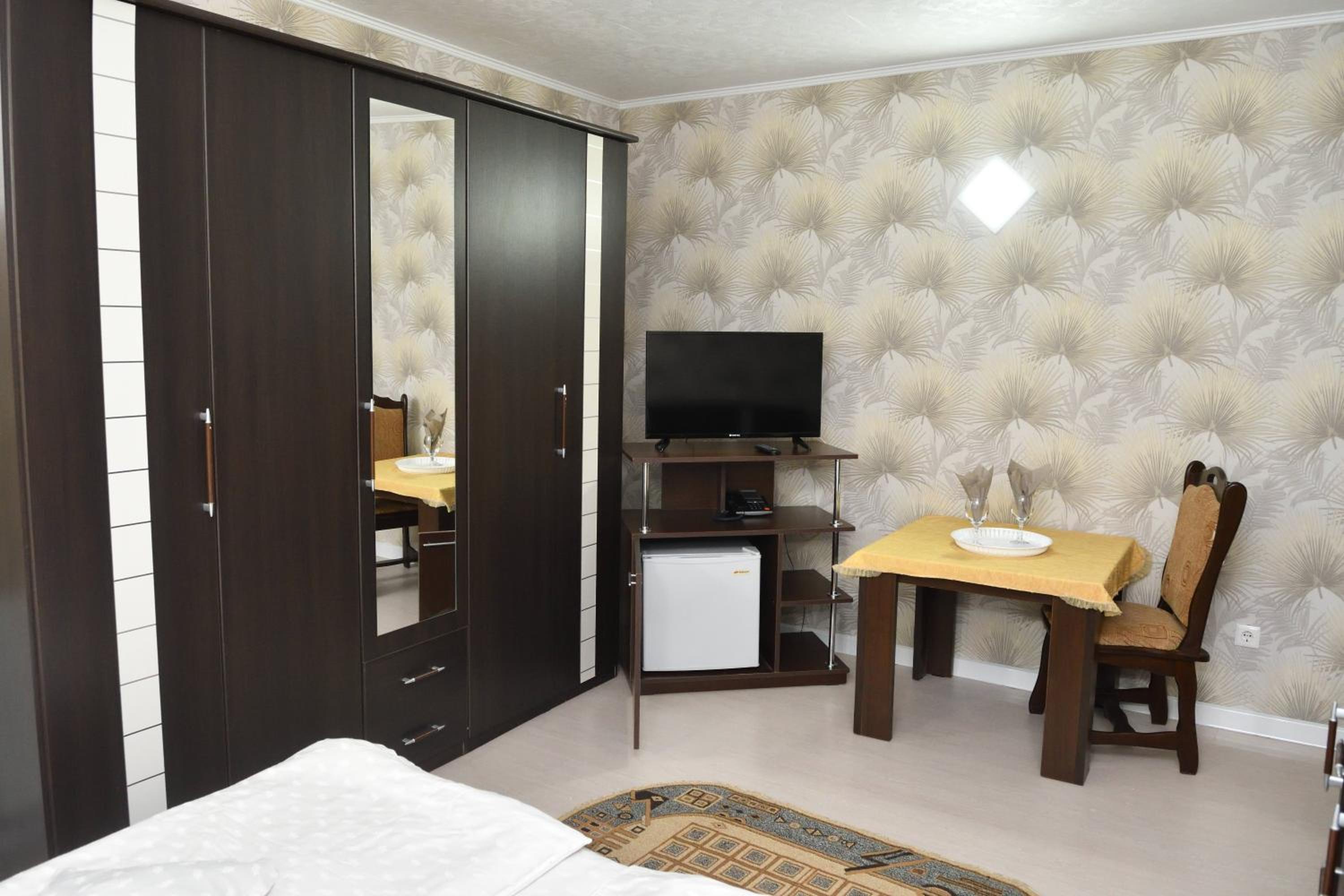 Deluxe Double or Twin Room with Pool Access photo 2