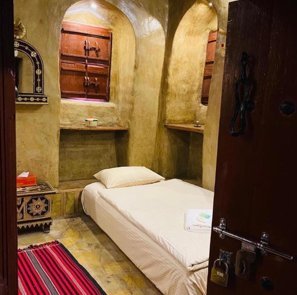 Standard Twin Room with Shared Bathroom photo 2