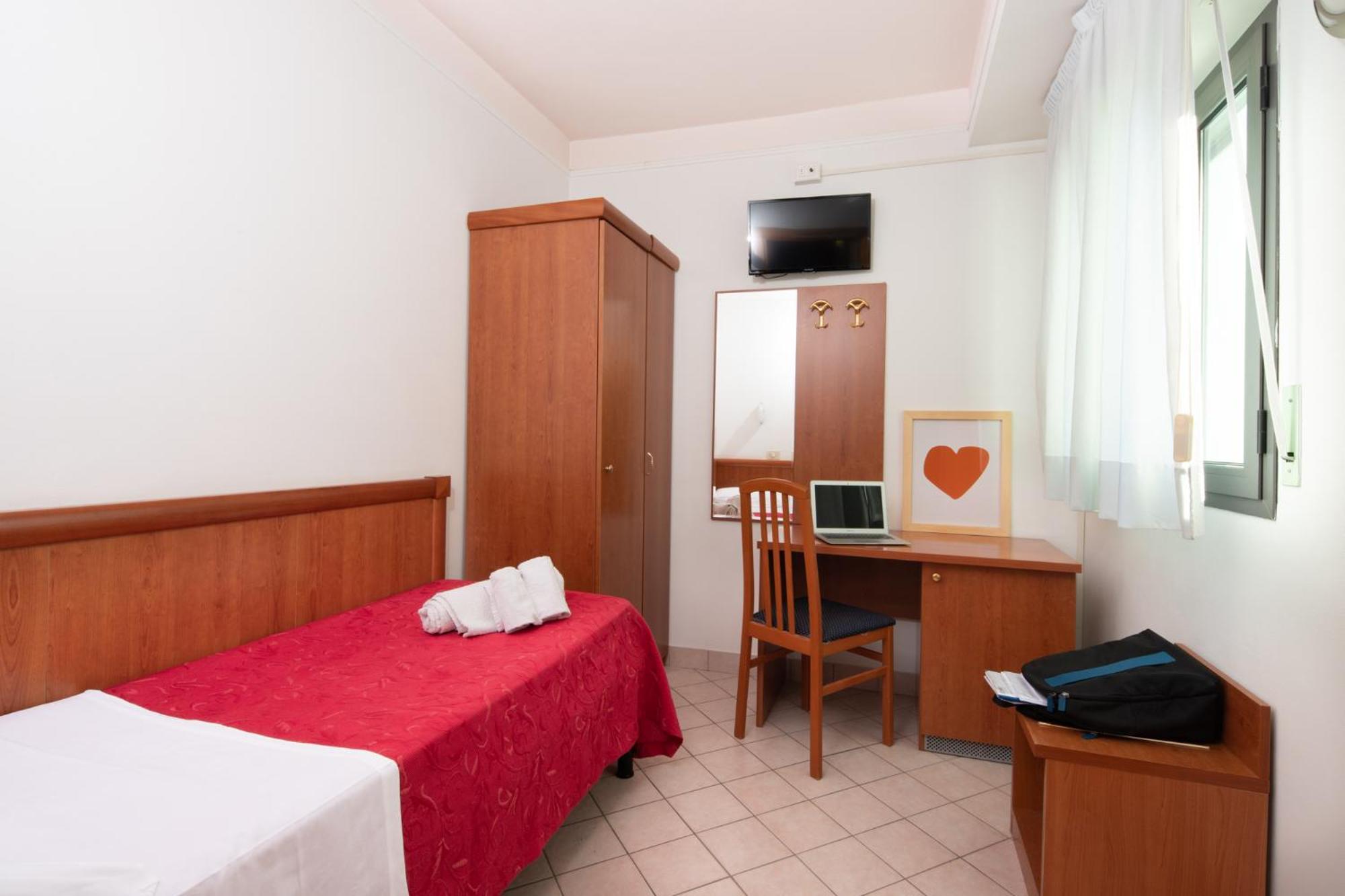 Single Room with Private Bathroom photo 1