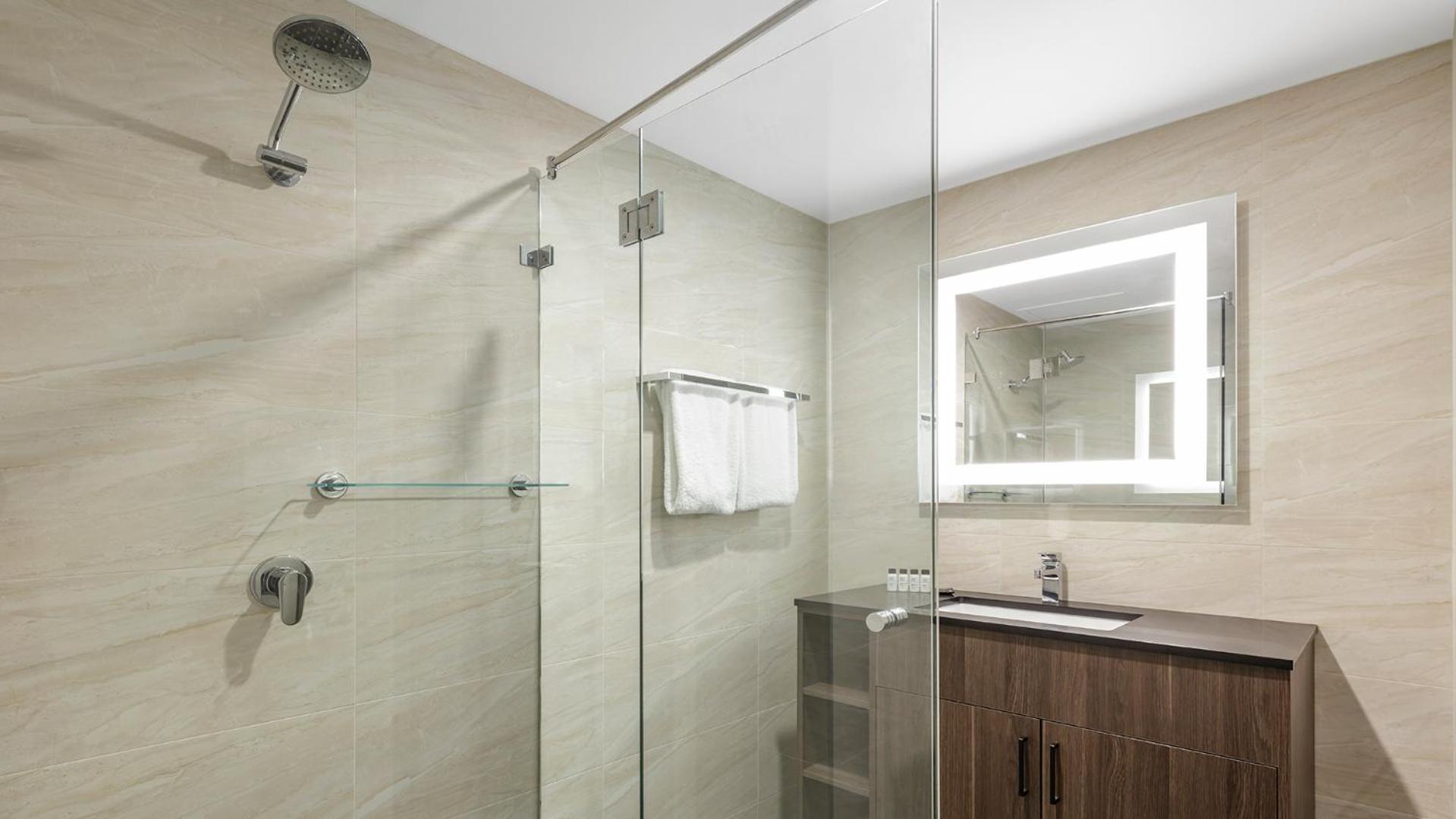 Executive One Bedroom Apartment - No Housekeeping photo 2