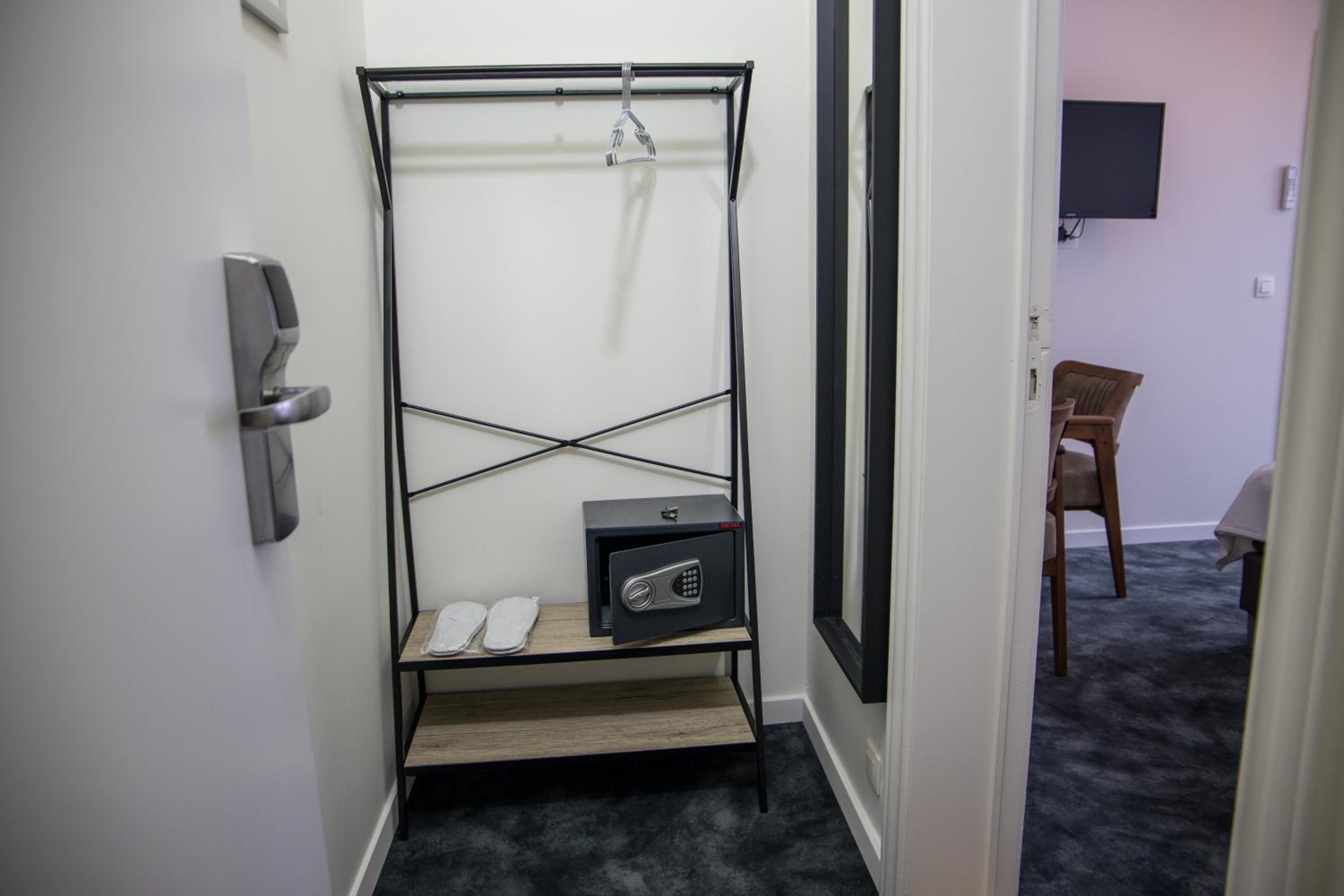 Deluxe King Room - Photo 4