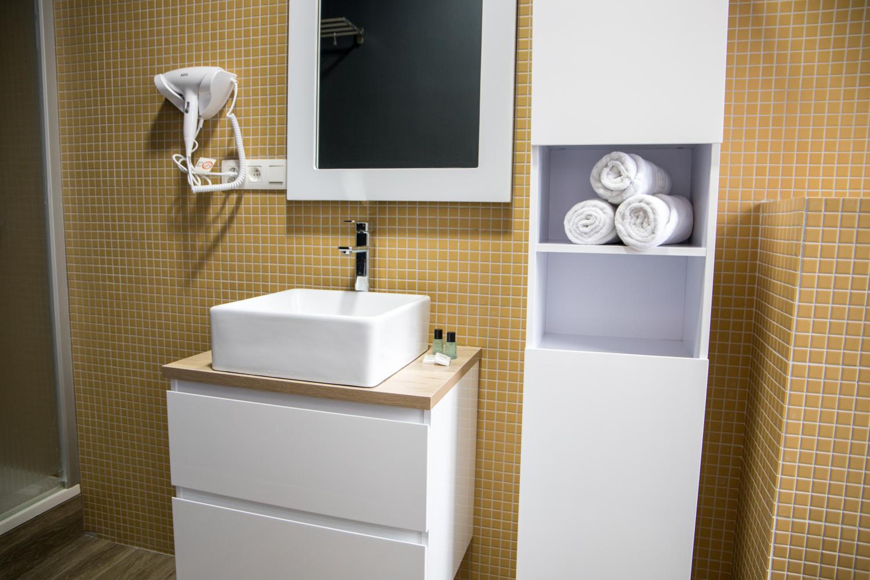 Deluxe King Room - Photo 5