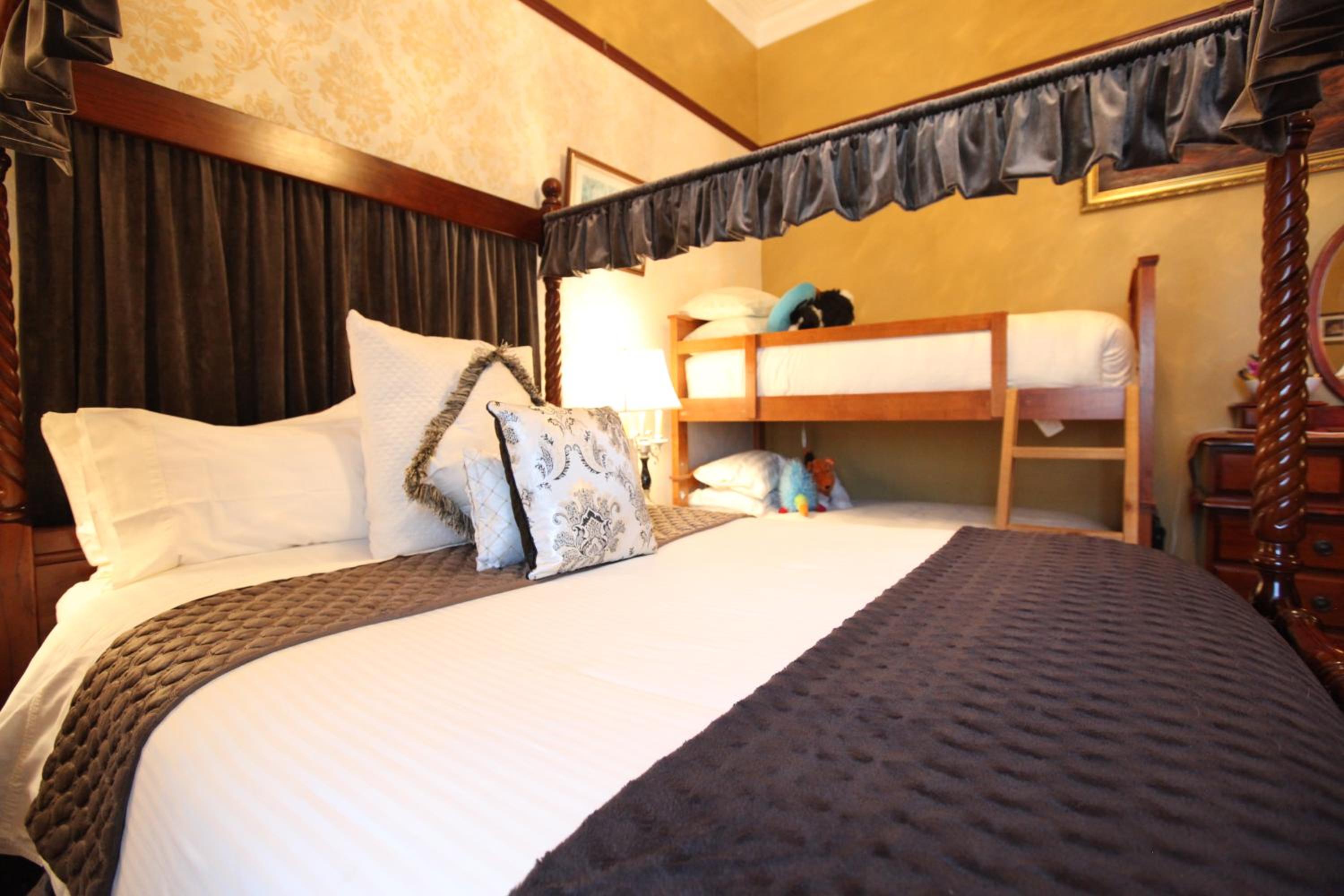 Deluxe Family Suite photo 3