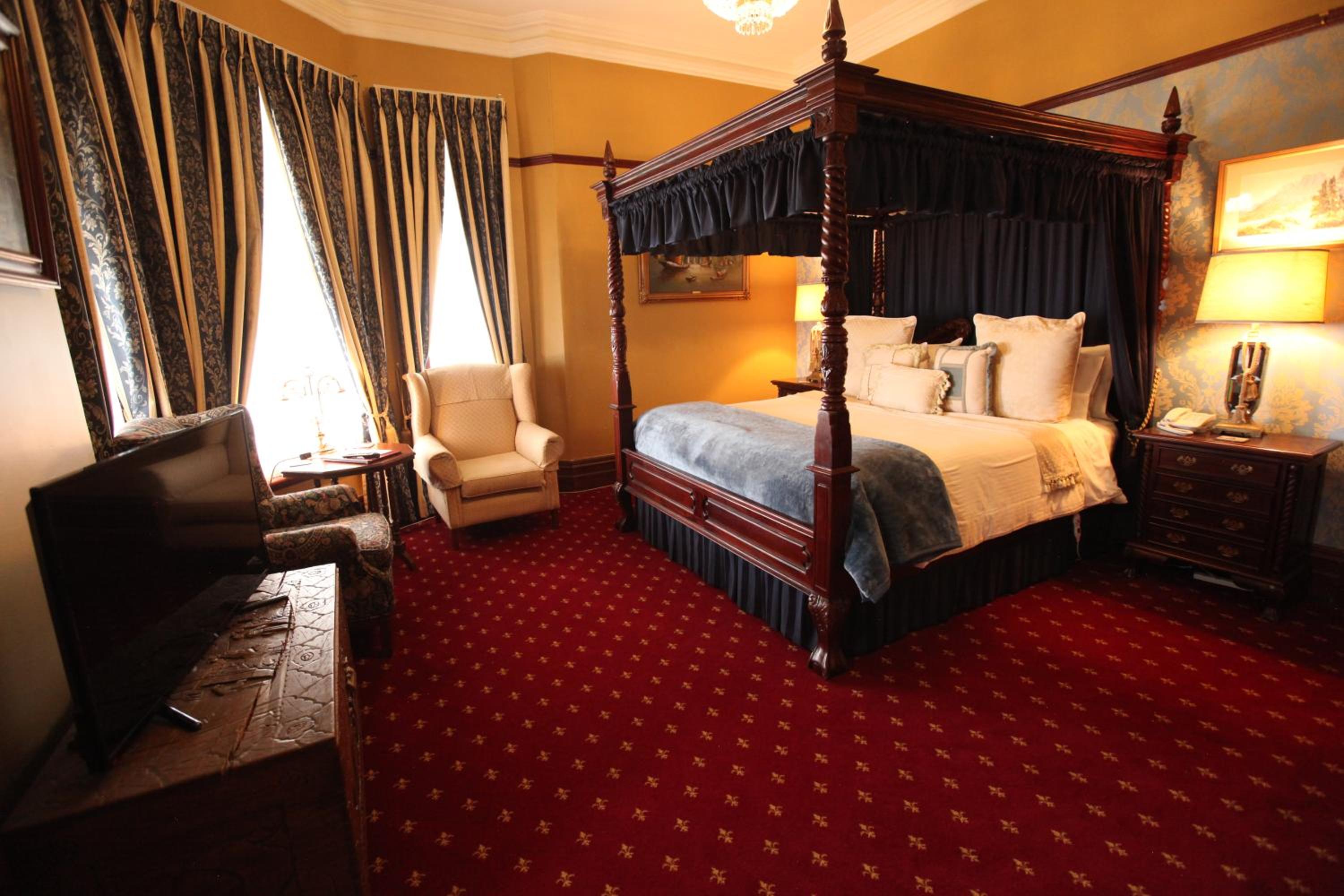 Premium King Suite photo 2